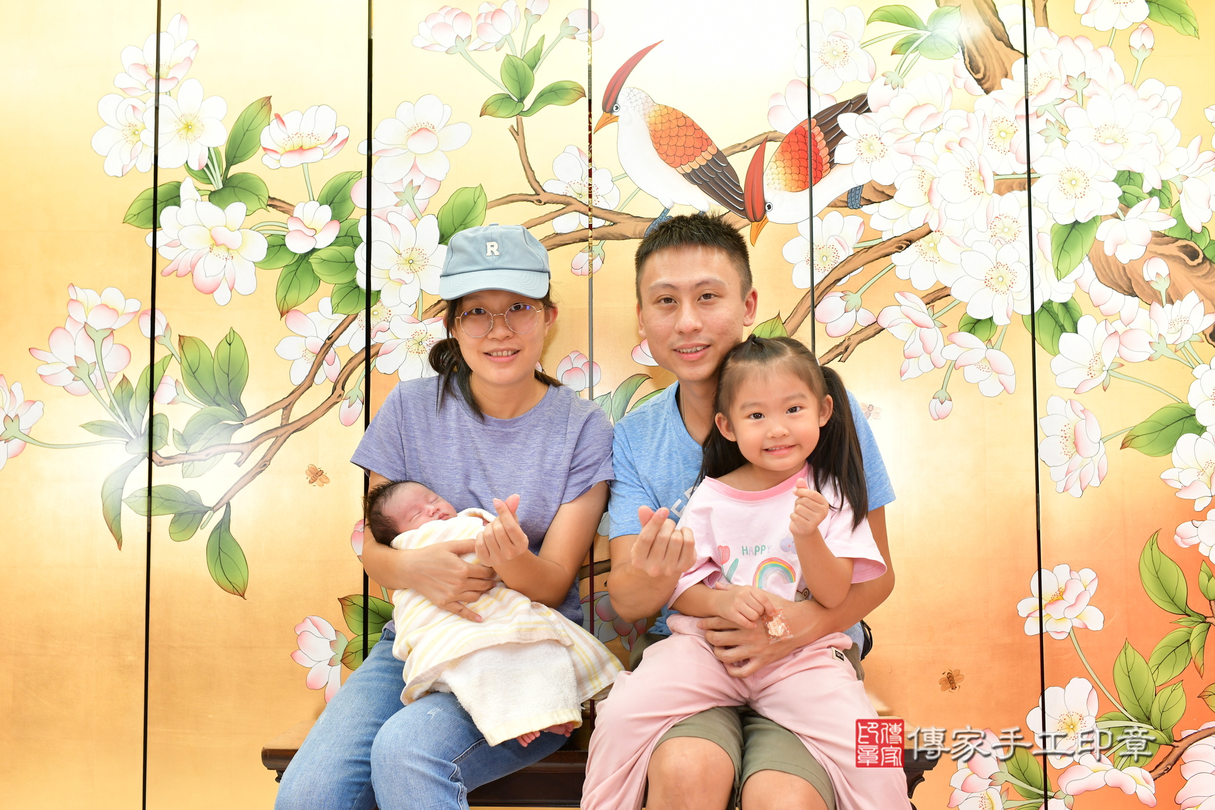 小雁寶寶(台中市北區嬰兒寶寶滿月剃頭理髮、嬰兒剃胎毛儀式吉祥話)。中國風會場，爸媽寶貝穿「日中韓」古裝禮服。專業拍照、證書。★購買「臍帶章、肚臍章、胎毛筆刷印章」贈送：剃頭、收涎、抓周，三選一。2024.11.9，照片2