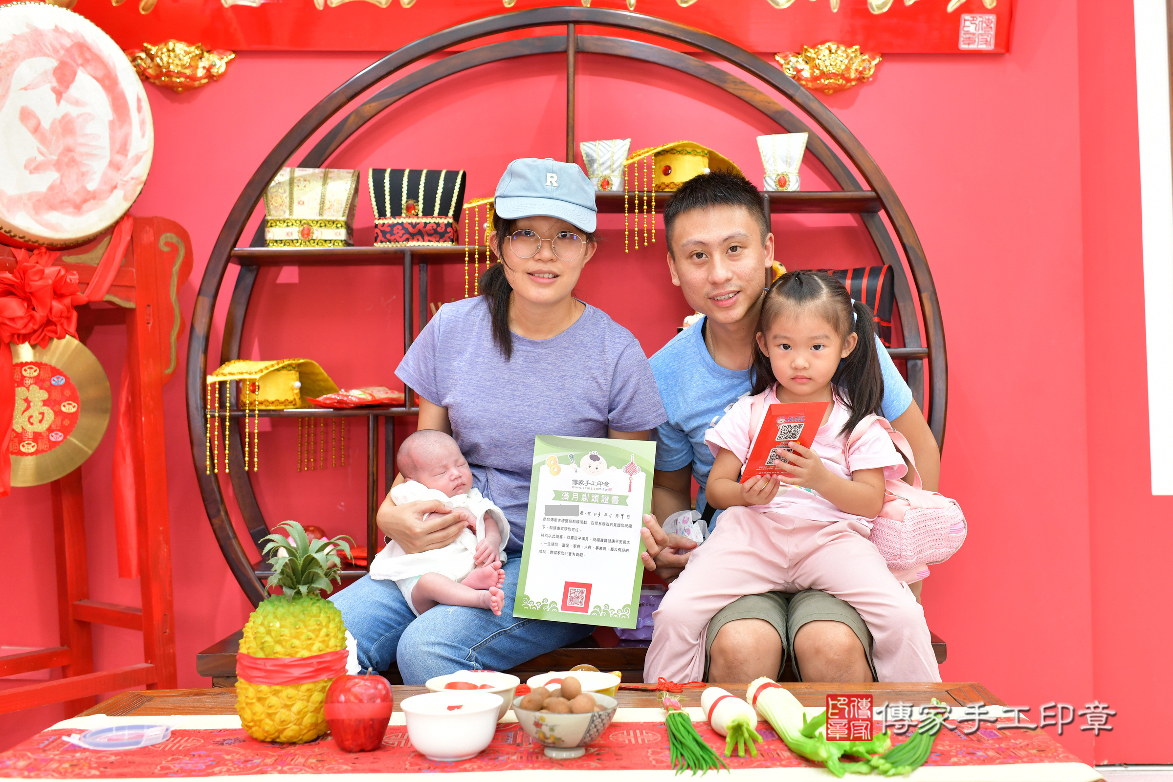 小雁寶寶(台中市北區嬰兒寶寶滿月剃頭理髮、嬰兒剃胎毛儀式吉祥話)。中國風會場，爸媽寶貝穿「日中韓」古裝禮服。專業拍照、證書。★購買「臍帶章、肚臍章、胎毛筆刷印章」贈送：剃頭、收涎、抓周，三選一。2024.11.9，照片14