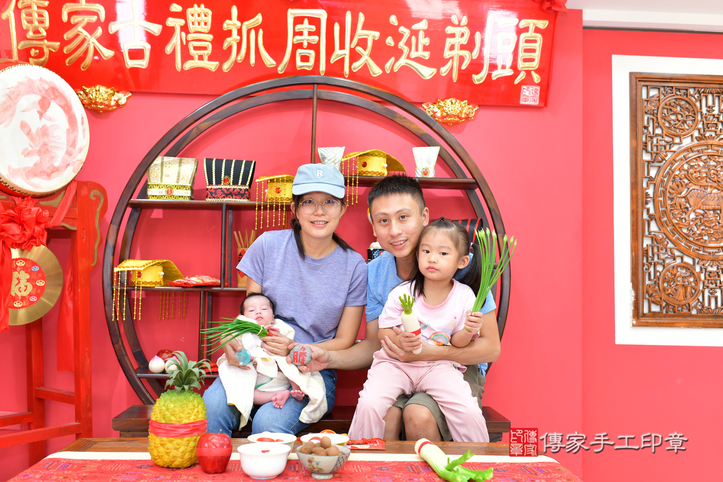 小雁寶寶(台中市北區嬰兒寶寶滿月剃頭理髮、嬰兒剃胎毛儀式吉祥話)。中國風會場，爸媽寶貝穿「日中韓」古裝禮服。專業拍照、證書。★購買「臍帶章、肚臍章、胎毛筆刷印章」贈送：剃頭、收涎、抓周，三選一。2024.11.9，照片8
