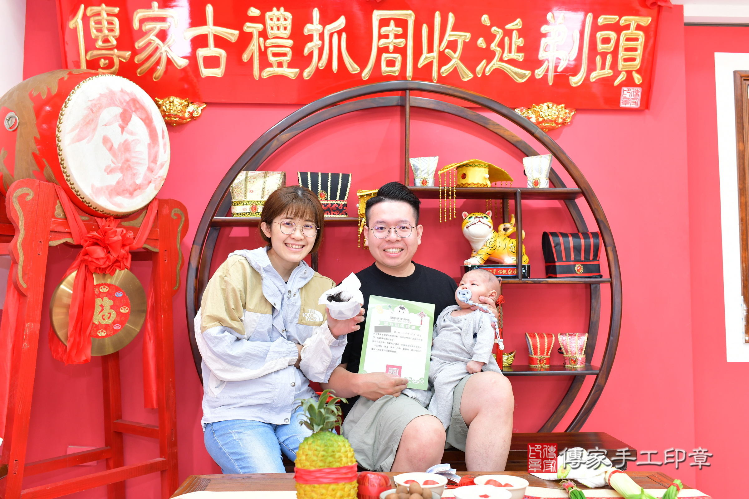 小言寶寶(台中市北區嬰兒寶寶滿月剃頭理髮、嬰兒剃胎毛儀式吉祥話)。中國風會場，爸媽寶貝穿「日中韓」古裝禮服。專業拍照、證書。★購買「臍帶章、肚臍章、胎毛筆刷印章」贈送：剃頭、收涎、抓周，三選一。2024.11.10，照片15
