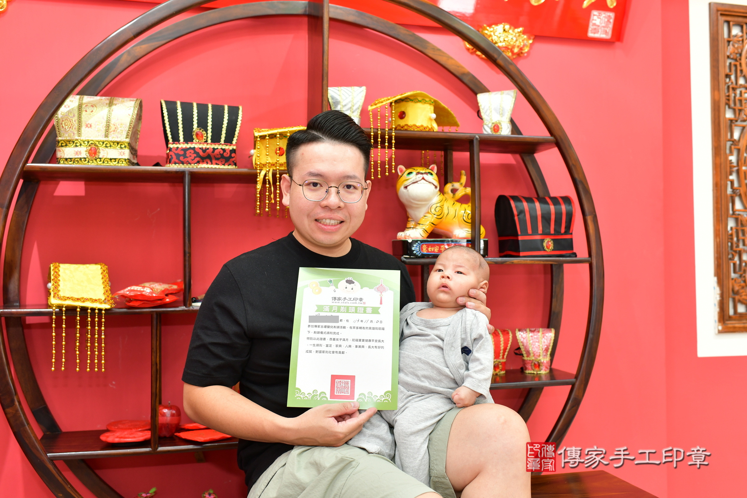 小言寶寶(台中市北區嬰兒寶寶滿月剃頭理髮、嬰兒剃胎毛儀式吉祥話)。中國風會場，爸媽寶貝穿「日中韓」古裝禮服。專業拍照、證書。★購買「臍帶章、肚臍章、胎毛筆刷印章」贈送：剃頭、收涎、抓周，三選一。2024.11.10，照片14