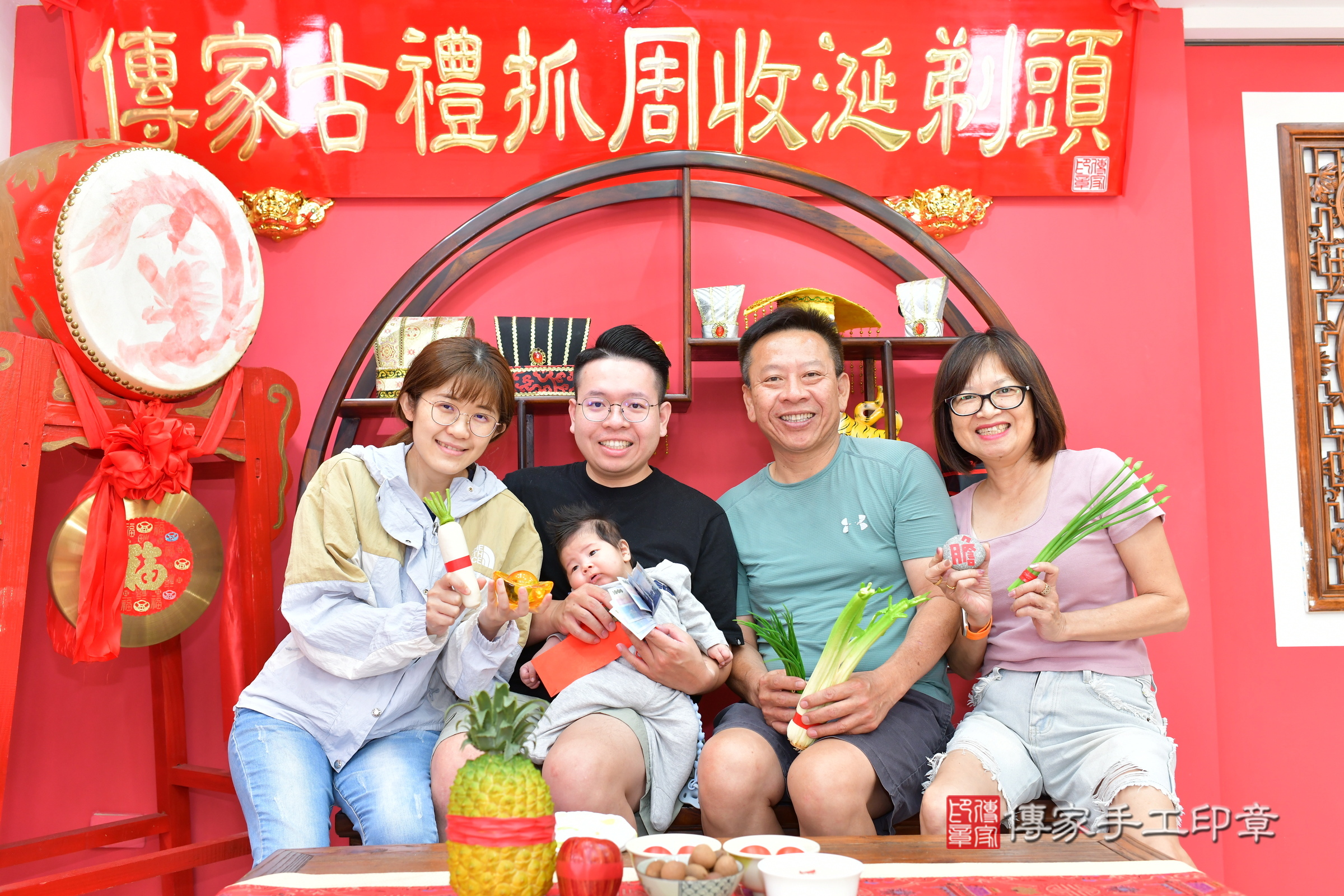 小言寶寶(台中市北區嬰兒寶寶滿月剃頭理髮、嬰兒剃胎毛儀式吉祥話)。中國風會場，爸媽寶貝穿「日中韓」古裝禮服。專業拍照、證書。★購買「臍帶章、肚臍章、胎毛筆刷印章」贈送：剃頭、收涎、抓周，三選一。2024.11.10，照片10