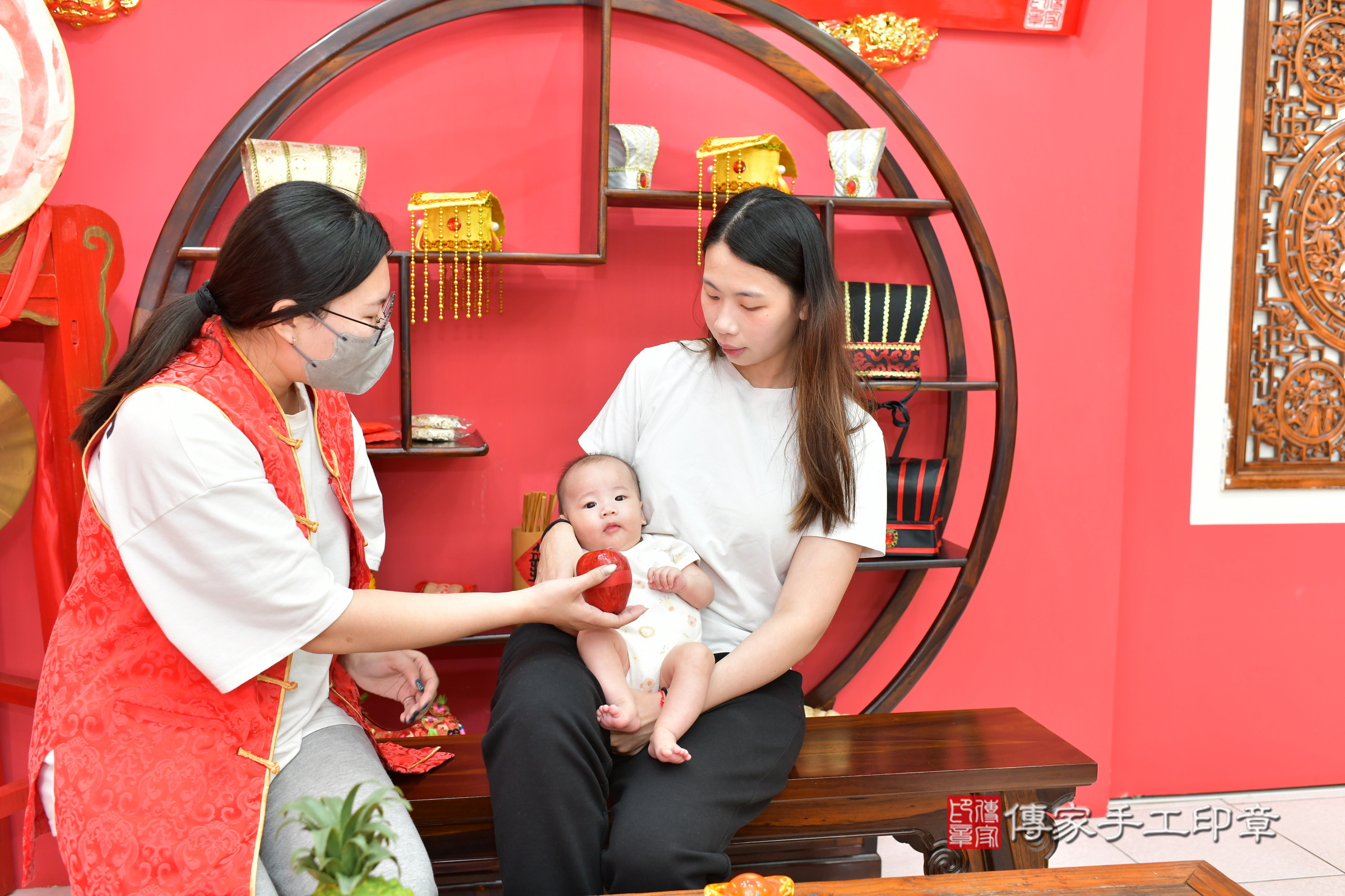 晨晨寶寶(台中市北區嬰兒寶寶滿月剃頭理髮、嬰兒剃胎毛儀式吉祥話)。中國風會場，爸媽寶貝穿「日中韓」古裝禮服。專業拍照、證書。★購買「臍帶章、肚臍章、胎毛筆刷印章」贈送：剃頭、收涎、抓周，三選一。2024.11.14，照片12