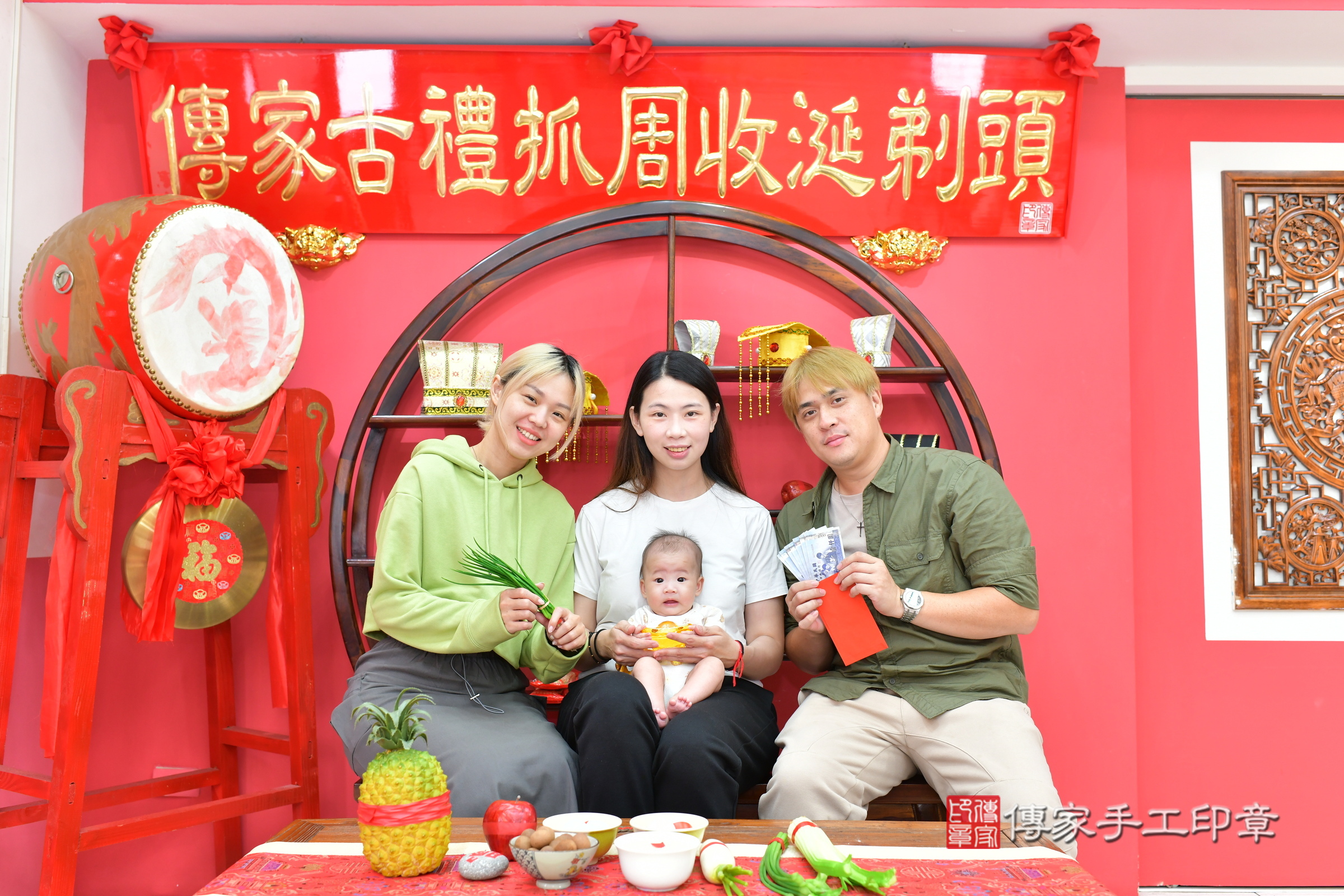 晨晨寶寶(台中市北區嬰兒寶寶滿月剃頭理髮、嬰兒剃胎毛儀式吉祥話)。中國風會場，爸媽寶貝穿「日中韓」古裝禮服。專業拍照、證書。★購買「臍帶章、肚臍章、胎毛筆刷印章」贈送：剃頭、收涎、抓周，三選一。2024.11.14，照片14