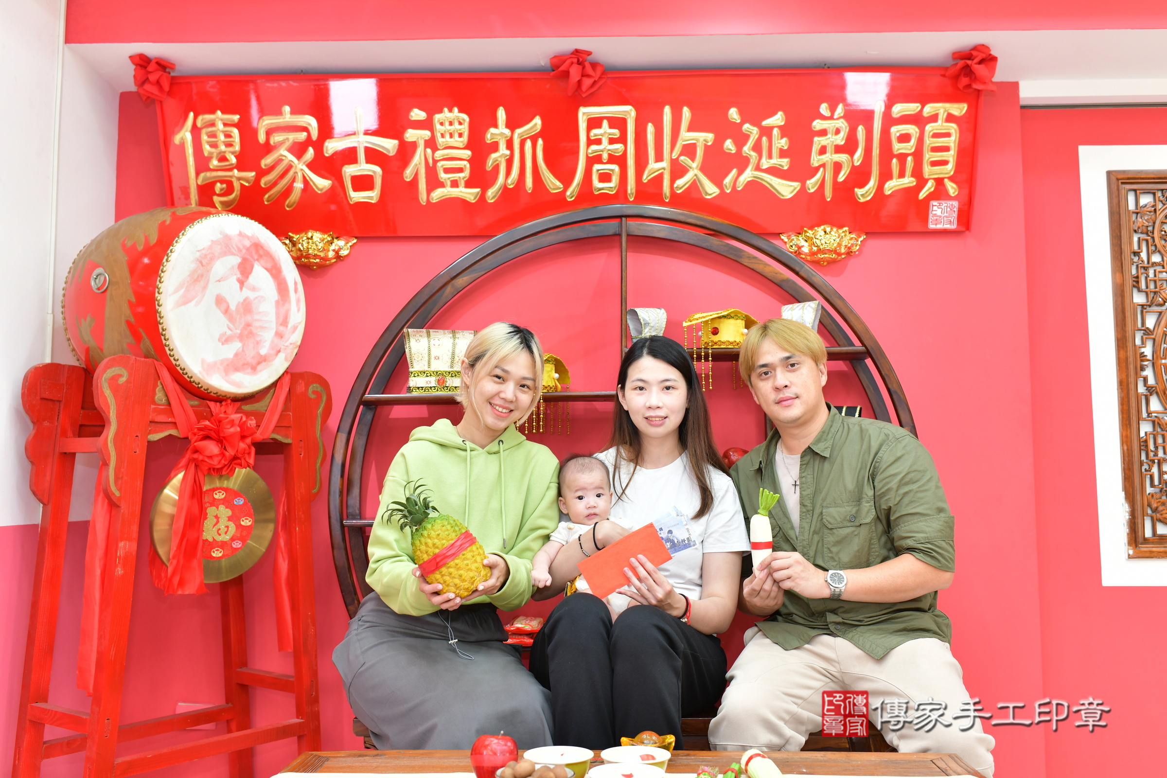 晨晨寶寶(台中市北區嬰兒寶寶滿月剃頭理髮、嬰兒剃胎毛儀式吉祥話)。中國風會場，爸媽寶貝穿「日中韓」古裝禮服。專業拍照、證書。★購買「臍帶章、肚臍章、胎毛筆刷印章」贈送：剃頭、收涎、抓周，三選一。2024.11.14，照片15