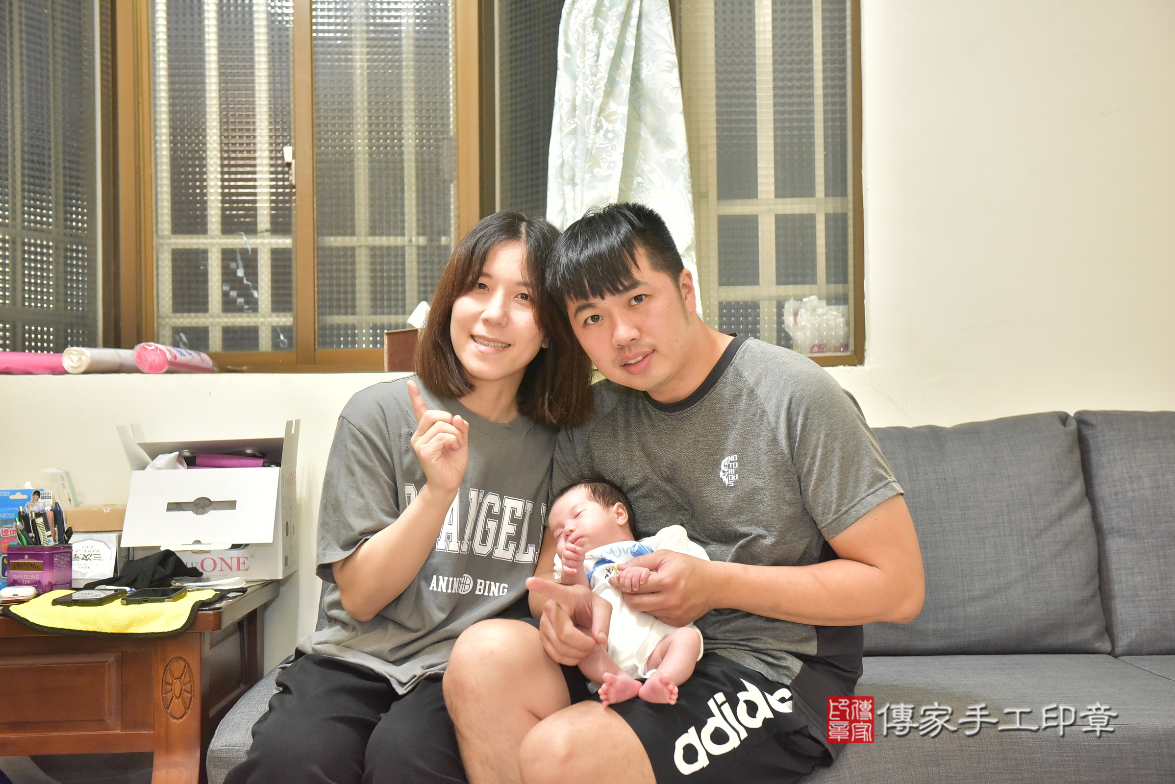 小伊寶寶(台中市大雅區到府嬰兒小伊寶寶滿月剃頭理髮、到府嬰兒剃胎毛儀式吉祥話)。到府剃頭剃胎毛主持、專業拍照、證書。★購買「臍帶章、肚臍章、胎毛筆刷印章」贈送：剃頭、收涎、抓周，三選一。2024.11.16，照片3