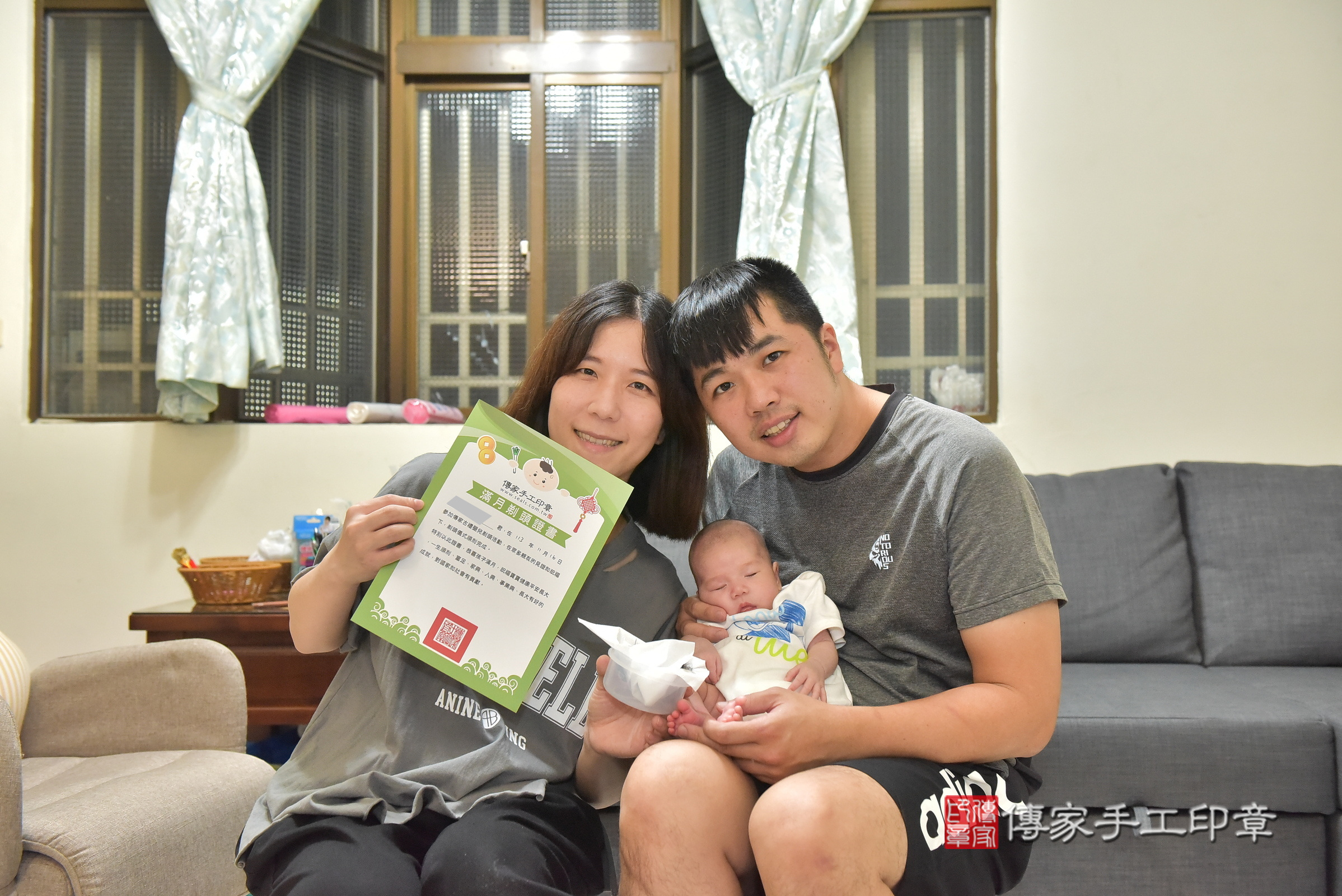 小伊寶寶(台中市大雅區到府嬰兒小伊寶寶滿月剃頭理髮、到府嬰兒剃胎毛儀式吉祥話)。到府剃頭剃胎毛主持、專業拍照、證書。★購買「臍帶章、肚臍章、胎毛筆刷印章」贈送：剃頭、收涎、抓周，三選一。2024.11.16，照片11