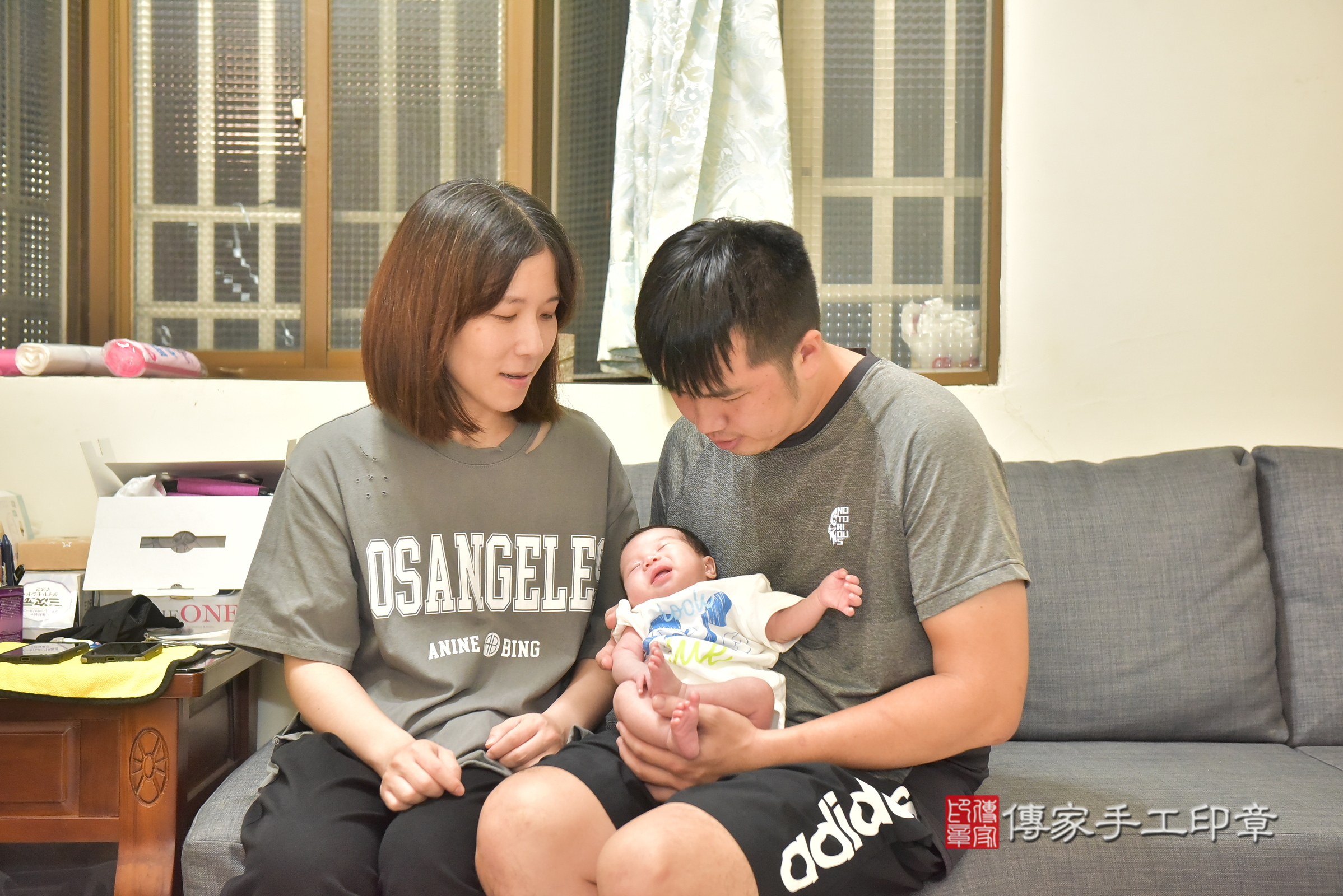 小伊寶寶(台中市大雅區到府嬰兒小伊寶寶滿月剃頭理髮、到府嬰兒剃胎毛儀式吉祥話)。到府剃頭剃胎毛主持、專業拍照、證書。★購買「臍帶章、肚臍章、胎毛筆刷印章」贈送：剃頭、收涎、抓周，三選一。2024.11.16，照片4