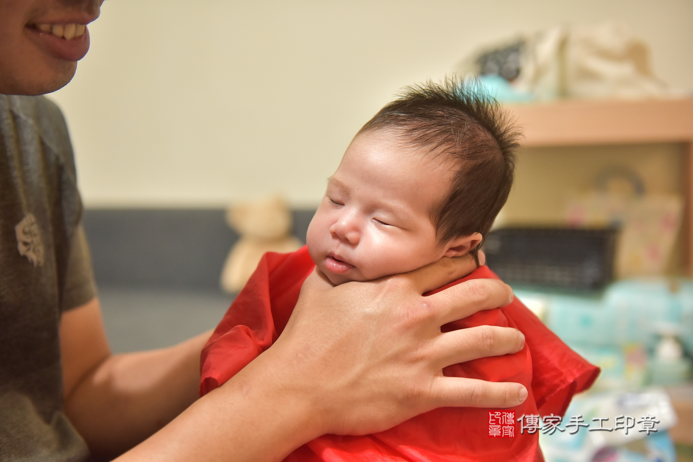 小伊寶寶(台中市大雅區到府嬰兒小伊寶寶滿月剃頭理髮、到府嬰兒剃胎毛儀式吉祥話)。到府剃頭剃胎毛主持、專業拍照、證書。★購買「臍帶章、肚臍章、胎毛筆刷印章」贈送：剃頭、收涎、抓周，三選一。2024.11.16，照片9