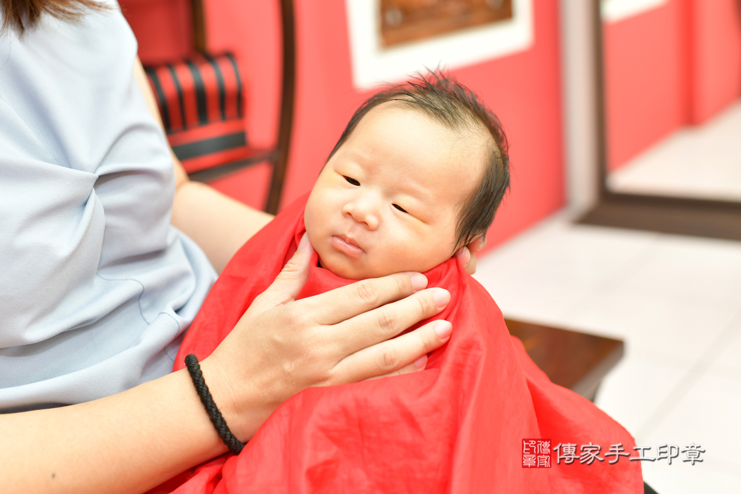 小譽寶寶(台中市北區嬰兒寶寶滿月剃頭理髮、嬰兒剃胎毛儀式吉祥話)。中國風會場，爸媽寶貝穿「日中韓」古裝禮服。專業拍照、證書。★購買「臍帶章、肚臍章、胎毛筆刷印章」贈送：剃頭、收涎、抓周，三選一。2024.11.16，照片18