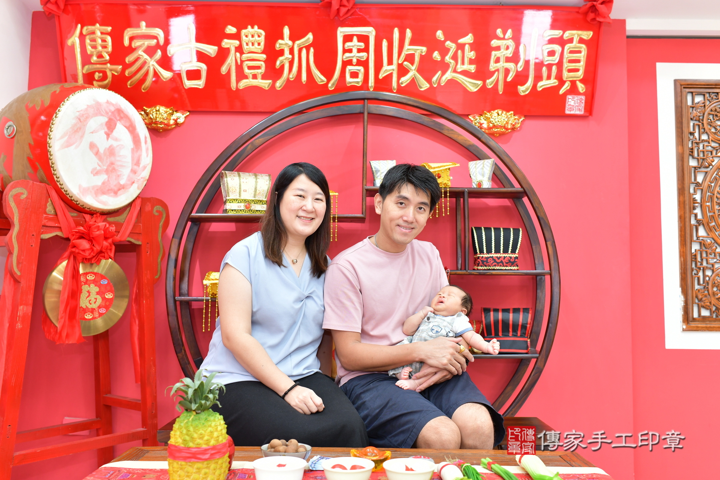 小譽寶寶(台中市北區嬰兒寶寶滿月剃頭理髮、嬰兒剃胎毛儀式吉祥話)。中國風會場，爸媽寶貝穿「日中韓」古裝禮服。專業拍照、證書。★購買「臍帶章、肚臍章、胎毛筆刷印章」贈送：剃頭、收涎、抓周，三選一。2024.11.16，照片3
