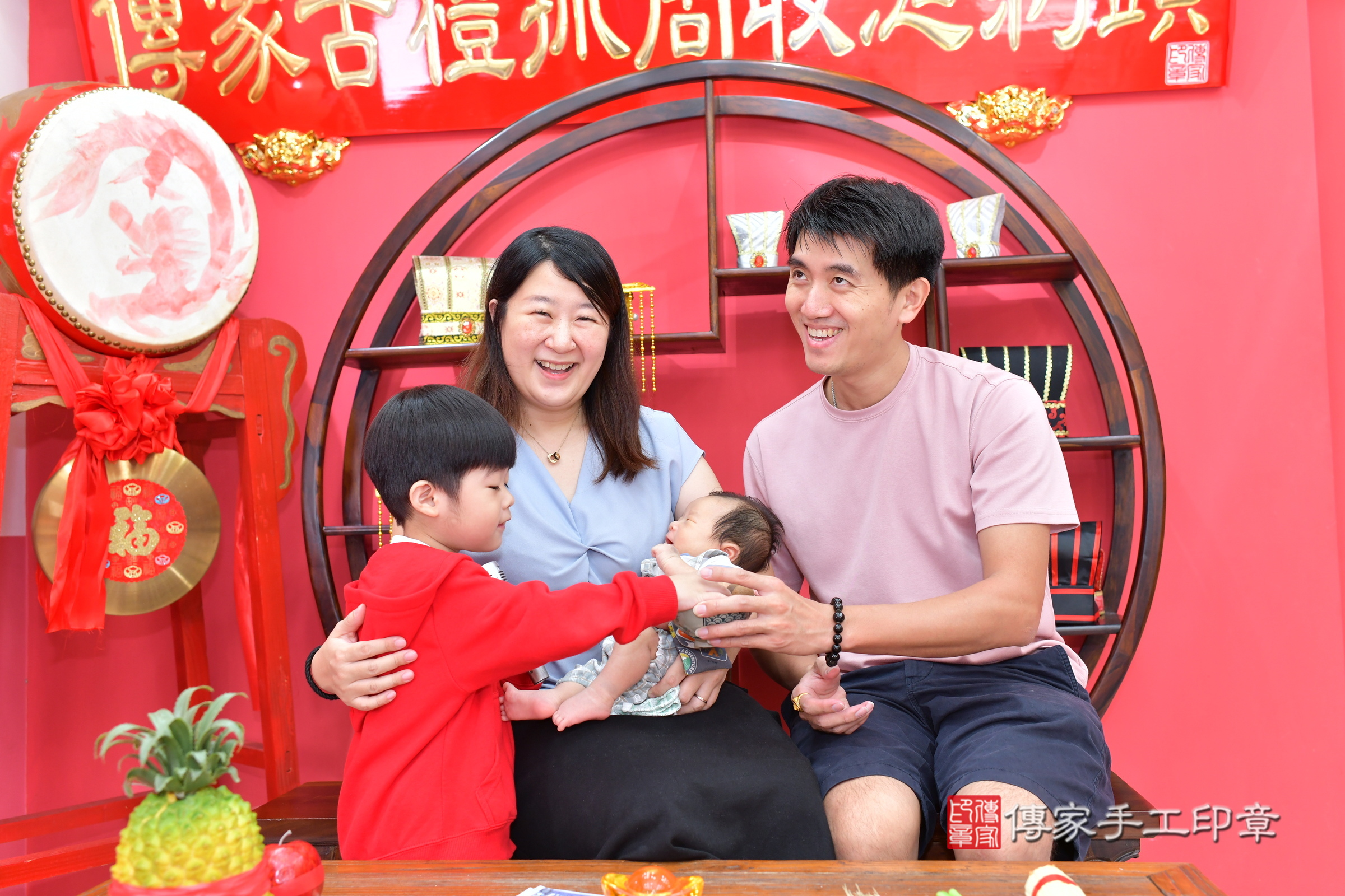 小譽寶寶(台中市北區嬰兒寶寶滿月剃頭理髮、嬰兒剃胎毛儀式吉祥話)。中國風會場，爸媽寶貝穿「日中韓」古裝禮服。專業拍照、證書。★購買「臍帶章、肚臍章、胎毛筆刷印章」贈送：剃頭、收涎、抓周，三選一。2024.11.16，照片13