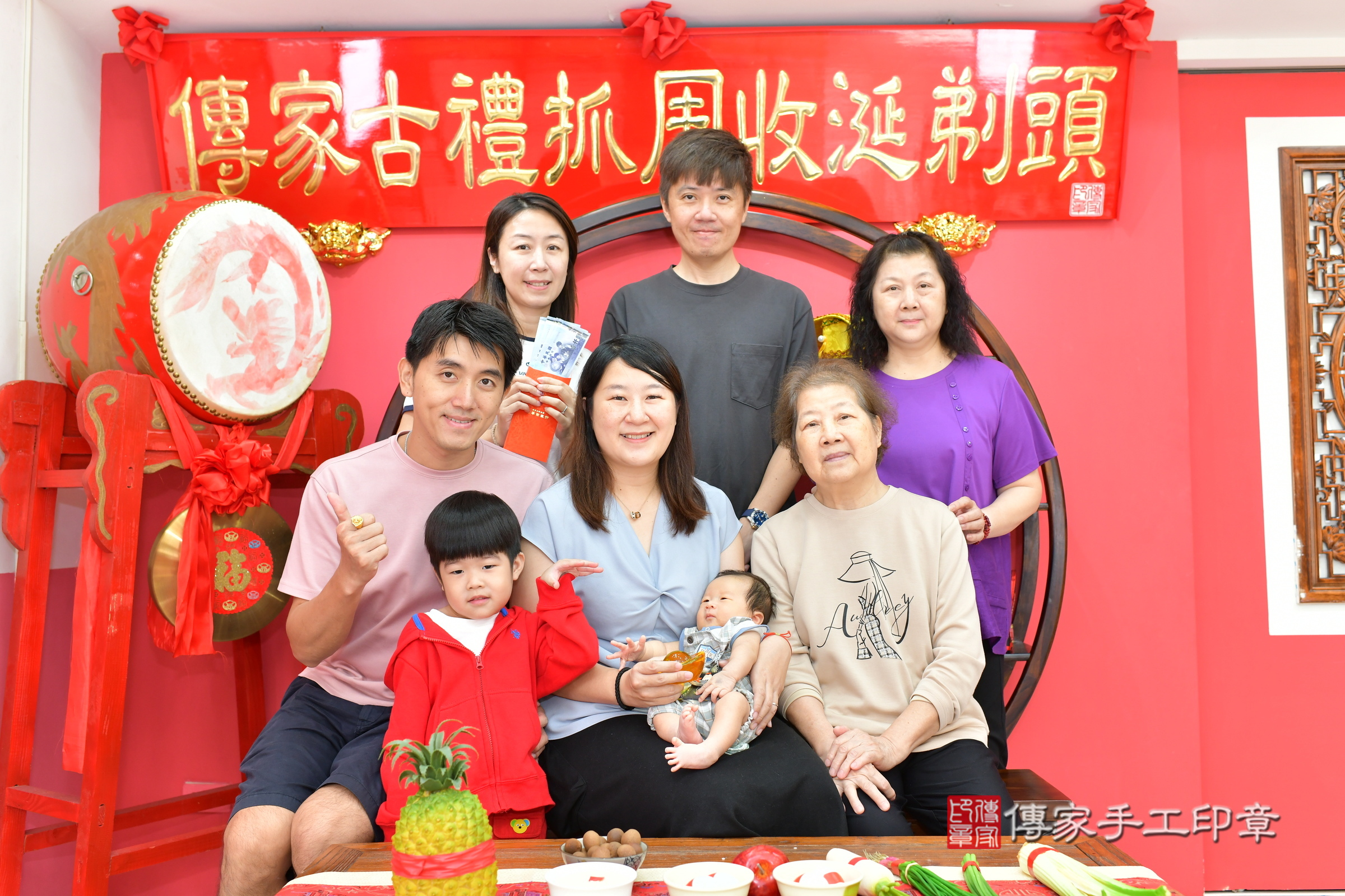 小譽寶寶(台中市北區嬰兒寶寶滿月剃頭理髮、嬰兒剃胎毛儀式吉祥話)。中國風會場，爸媽寶貝穿「日中韓」古裝禮服。專業拍照、證書。★購買「臍帶章、肚臍章、胎毛筆刷印章」贈送：剃頭、收涎、抓周，三選一。2024.11.16，照片17