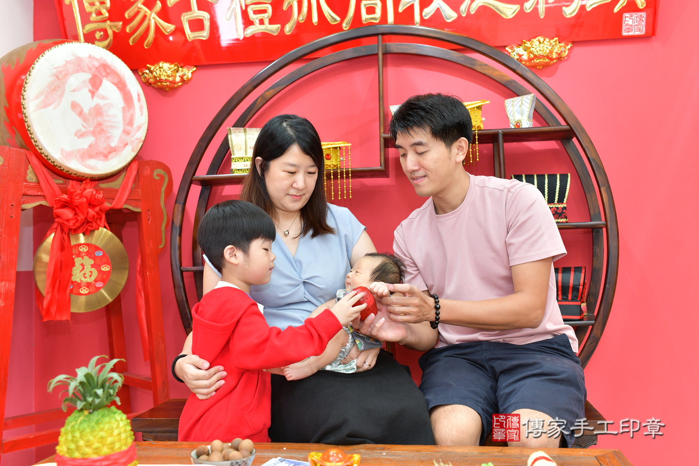 小譽寶寶(台中市北區嬰兒寶寶滿月剃頭理髮、嬰兒剃胎毛儀式吉祥話)。中國風會場，爸媽寶貝穿「日中韓」古裝禮服。專業拍照、證書。★購買「臍帶章、肚臍章、胎毛筆刷印章」贈送：剃頭、收涎、抓周，三選一。2024.11.16，照片14
