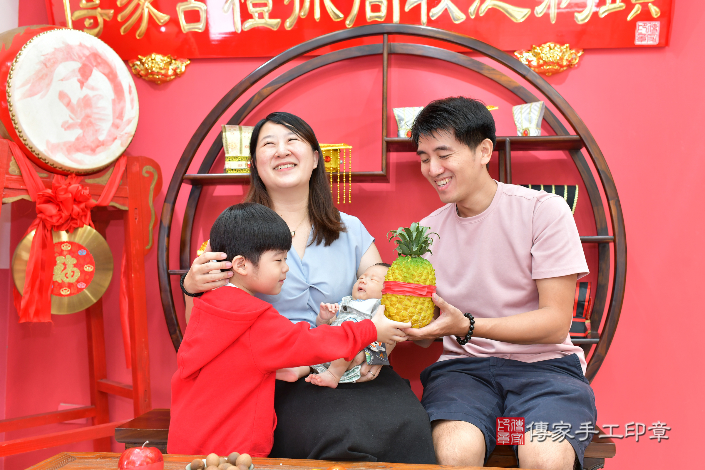 小譽寶寶(台中市北區嬰兒寶寶滿月剃頭理髮、嬰兒剃胎毛儀式吉祥話)。中國風會場，爸媽寶貝穿「日中韓」古裝禮服。專業拍照、證書。★購買「臍帶章、肚臍章、胎毛筆刷印章」贈送：剃頭、收涎、抓周，三選一。2024.11.16，照片15