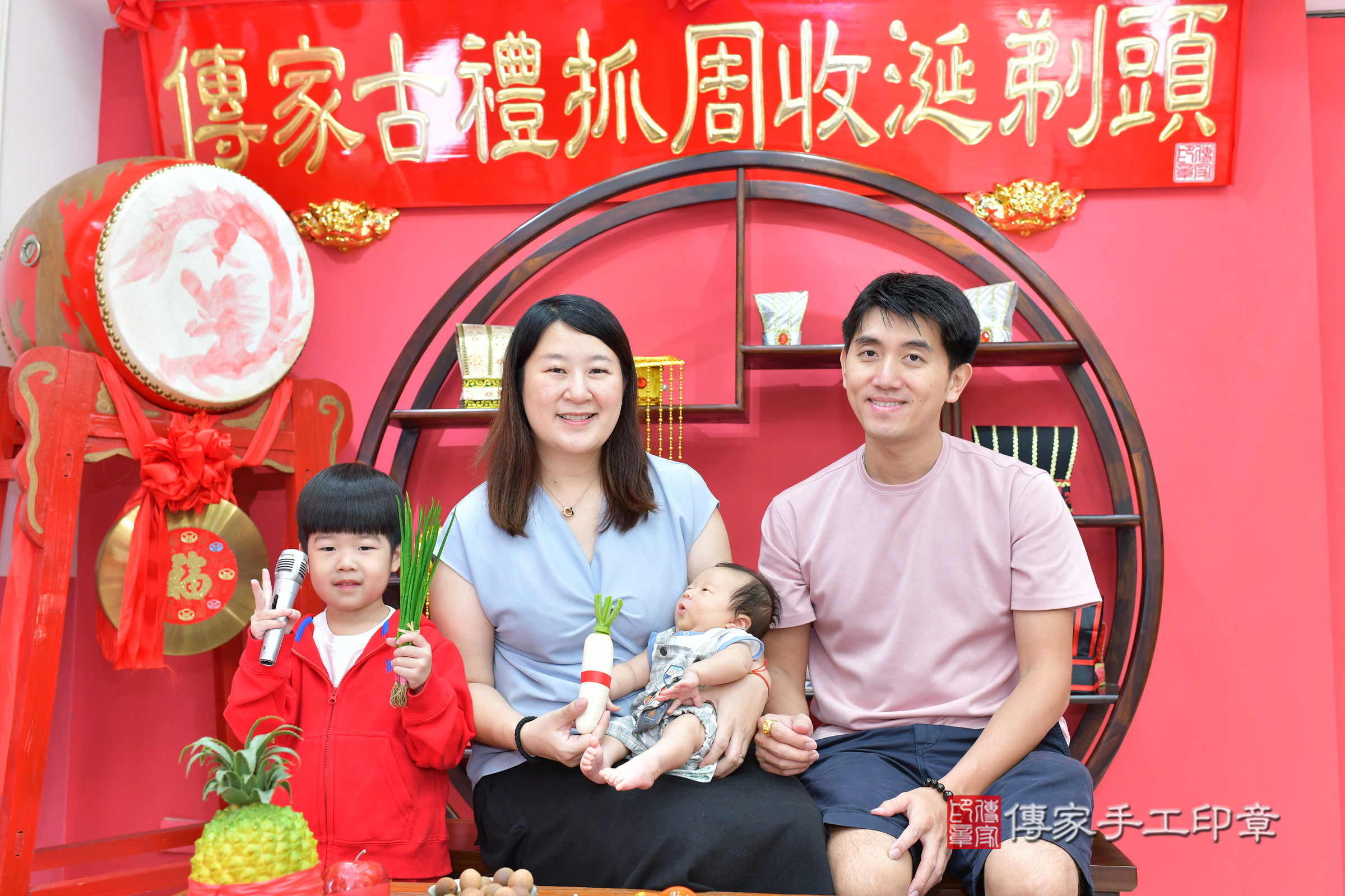 小譽寶寶(台中市北區嬰兒寶寶滿月剃頭理髮、嬰兒剃胎毛儀式吉祥話)。中國風會場，爸媽寶貝穿「日中韓」古裝禮服。專業拍照、證書。★購買「臍帶章、肚臍章、胎毛筆刷印章」贈送：剃頭、收涎、抓周，三選一。2024.11.16，照片16