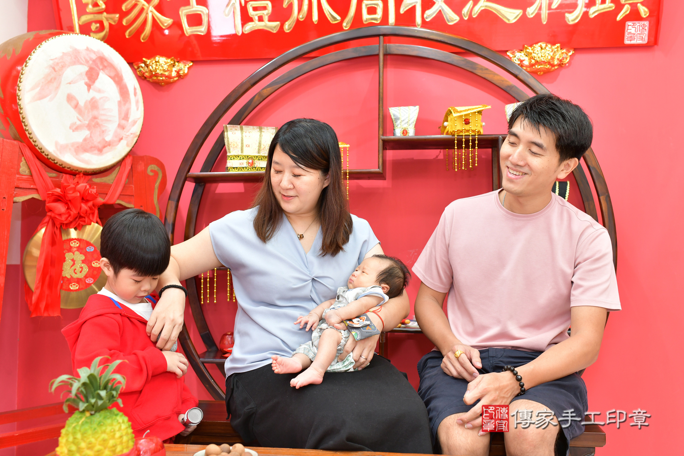 小譽寶寶(台中市北區嬰兒寶寶滿月剃頭理髮、嬰兒剃胎毛儀式吉祥話)。中國風會場，爸媽寶貝穿「日中韓」古裝禮服。專業拍照、證書。★購買「臍帶章、肚臍章、胎毛筆刷印章」贈送：剃頭、收涎、抓周，三選一。2024.11.16，照片12