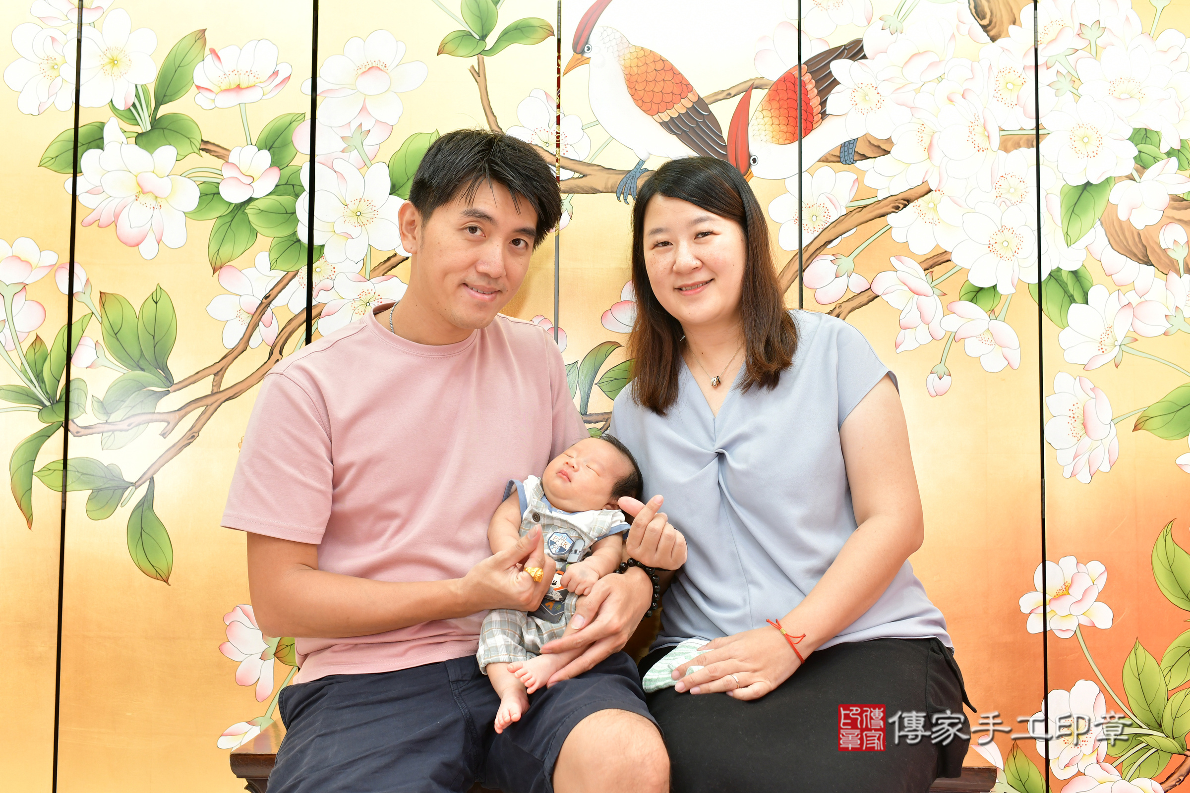 小譽寶寶(台中市北區嬰兒寶寶滿月剃頭理髮、嬰兒剃胎毛儀式吉祥話)。中國風會場，爸媽寶貝穿「日中韓」古裝禮服。專業拍照、證書。★購買「臍帶章、肚臍章、胎毛筆刷印章」贈送：剃頭、收涎、抓周，三選一。2024.11.16，照片4
