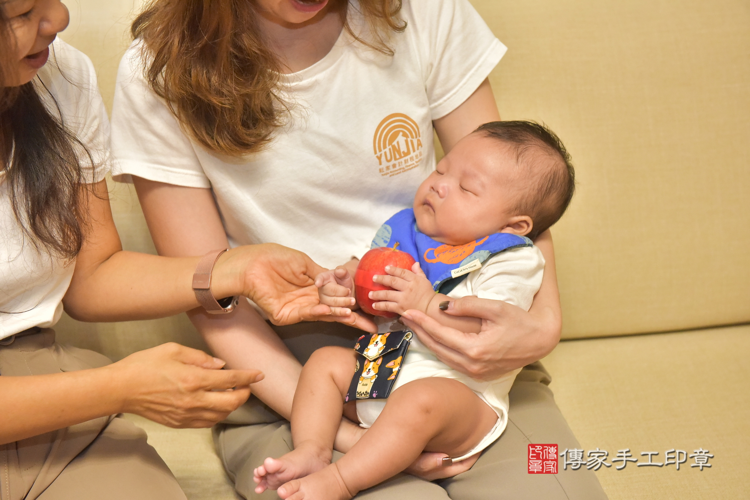 濬濬寶寶(台中市西屯區到府嬰兒濬濬寶寶滿月剃頭理髮、到府嬰兒剃胎毛儀式吉祥話)。到府剃頭剃胎毛主持、專業拍照、證書。★購買「臍帶章、肚臍章、胎毛筆刷印章」贈送：剃頭、收涎、抓周，三選一。2024.11.18，照片14