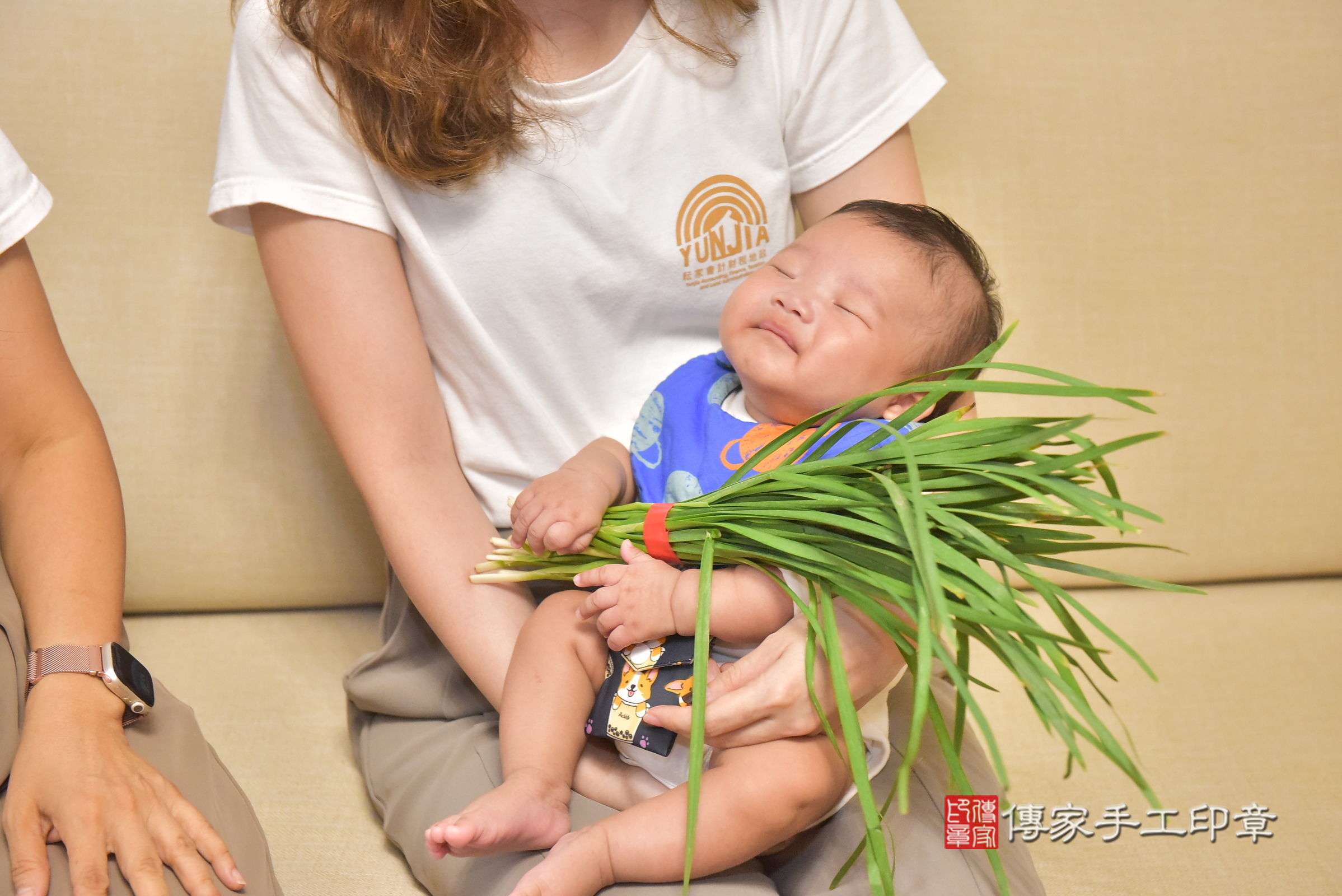 濬濬寶寶(台中市西屯區到府嬰兒濬濬寶寶滿月剃頭理髮、到府嬰兒剃胎毛儀式吉祥話)。到府剃頭剃胎毛主持、專業拍照、證書。★購買「臍帶章、肚臍章、胎毛筆刷印章」贈送：剃頭、收涎、抓周，三選一。2024.11.18，照片17