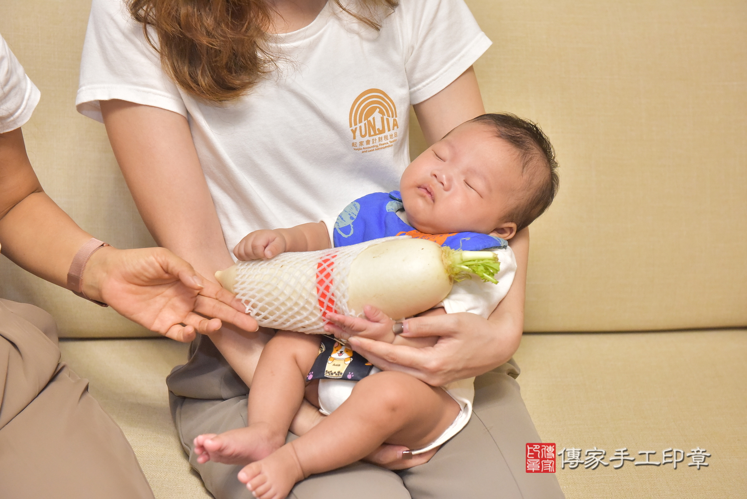 濬濬寶寶(台中市西屯區到府嬰兒濬濬寶寶滿月剃頭理髮、到府嬰兒剃胎毛儀式吉祥話)。到府剃頭剃胎毛主持、專業拍照、證書。★購買「臍帶章、肚臍章、胎毛筆刷印章」贈送：剃頭、收涎、抓周，三選一。2024.11.18，照片19