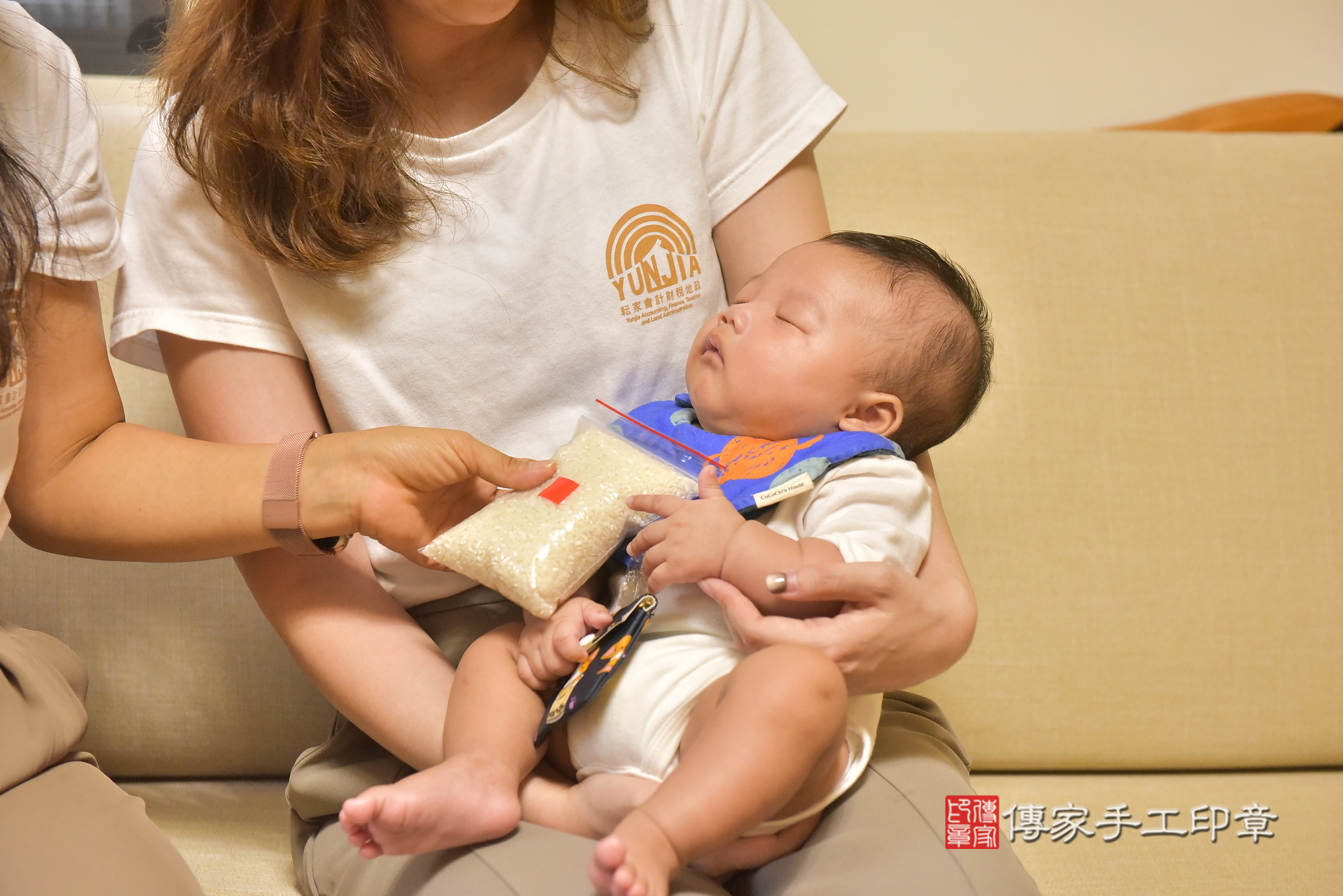 濬濬寶寶(台中市西屯區到府嬰兒濬濬寶寶滿月剃頭理髮、到府嬰兒剃胎毛儀式吉祥話)。到府剃頭剃胎毛主持、專業拍照、證書。★購買「臍帶章、肚臍章、胎毛筆刷印章」贈送：剃頭、收涎、抓周，三選一。2024.11.18，照片13