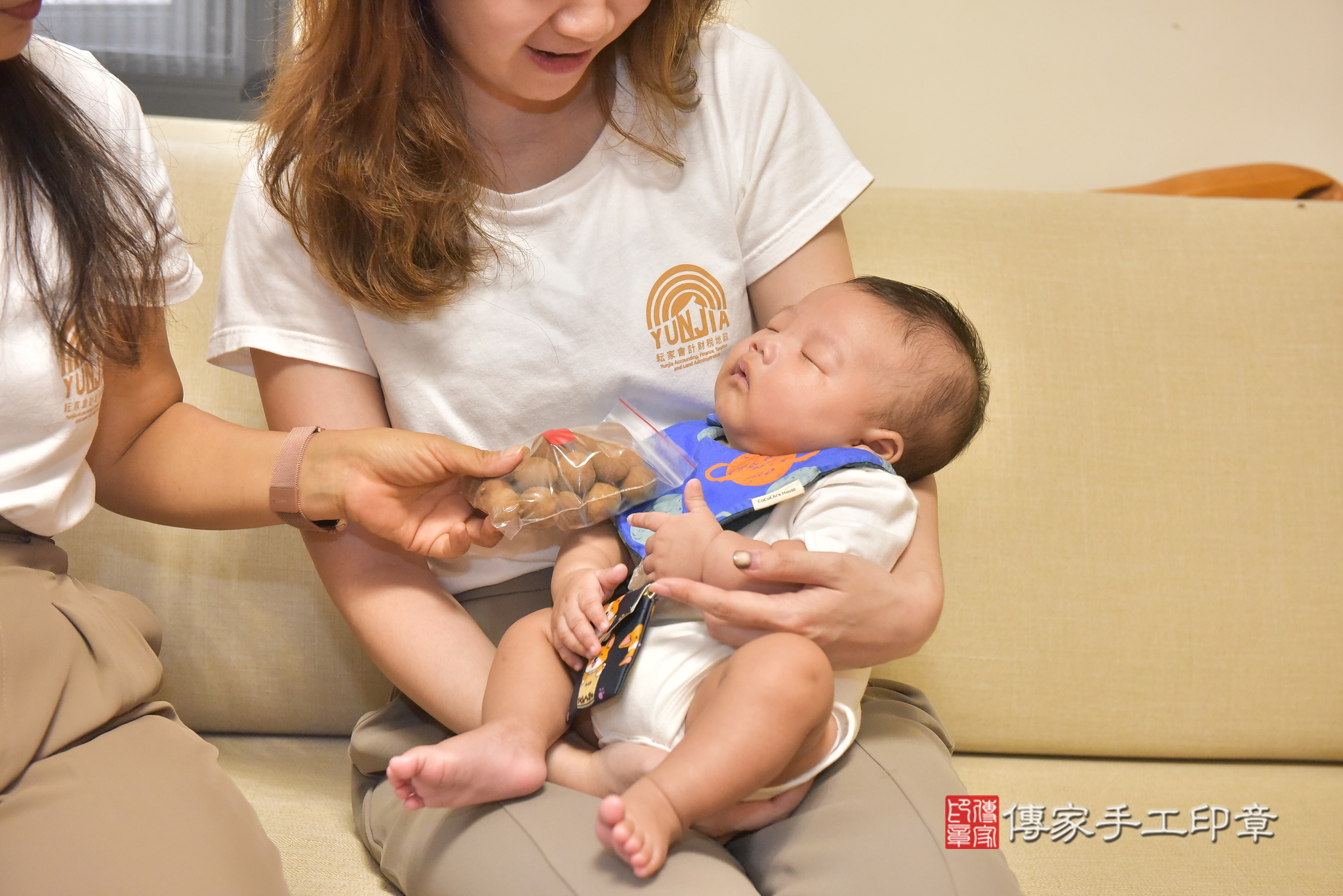 濬濬寶寶(台中市西屯區到府嬰兒濬濬寶寶滿月剃頭理髮、到府嬰兒剃胎毛儀式吉祥話)。到府剃頭剃胎毛主持、專業拍照、證書。★購買「臍帶章、肚臍章、胎毛筆刷印章」贈送：剃頭、收涎、抓周，三選一。2024.11.18，照片12
