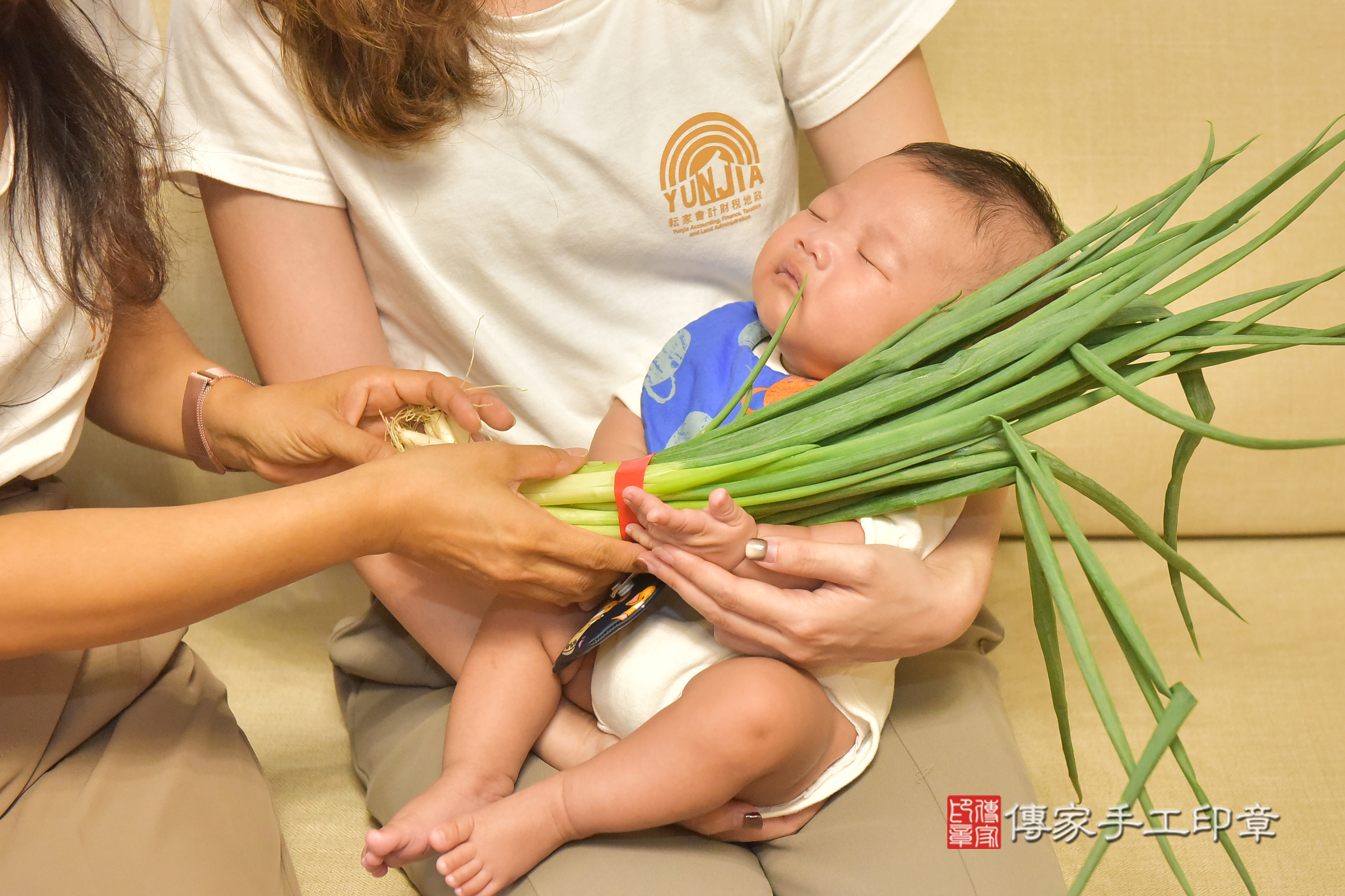濬濬寶寶(台中市西屯區到府嬰兒濬濬寶寶滿月剃頭理髮、到府嬰兒剃胎毛儀式吉祥話)。到府剃頭剃胎毛主持、專業拍照、證書。★購買「臍帶章、肚臍章、胎毛筆刷印章」贈送：剃頭、收涎、抓周，三選一。2024.11.18，照片16