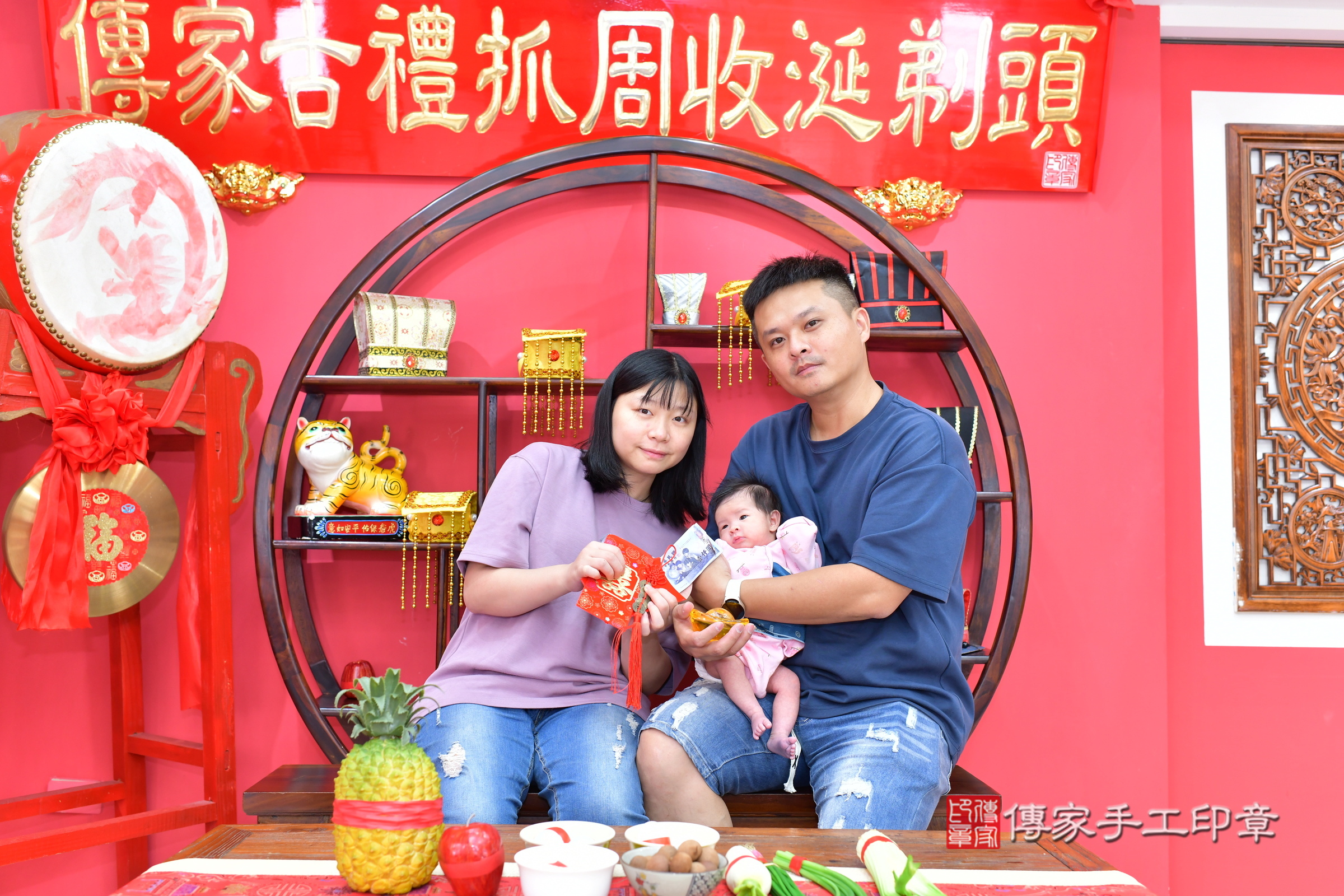 小璇寶寶(台中市北區嬰兒寶寶滿月剃頭理髮、嬰兒剃胎毛儀式吉祥話)。中國風會場，爸媽寶貝穿「日中韓」古裝禮服。專業拍照、證書。★購買「臍帶章、肚臍章、胎毛筆刷印章」贈送：剃頭、收涎、抓周，三選一。2024.11.20，照片7