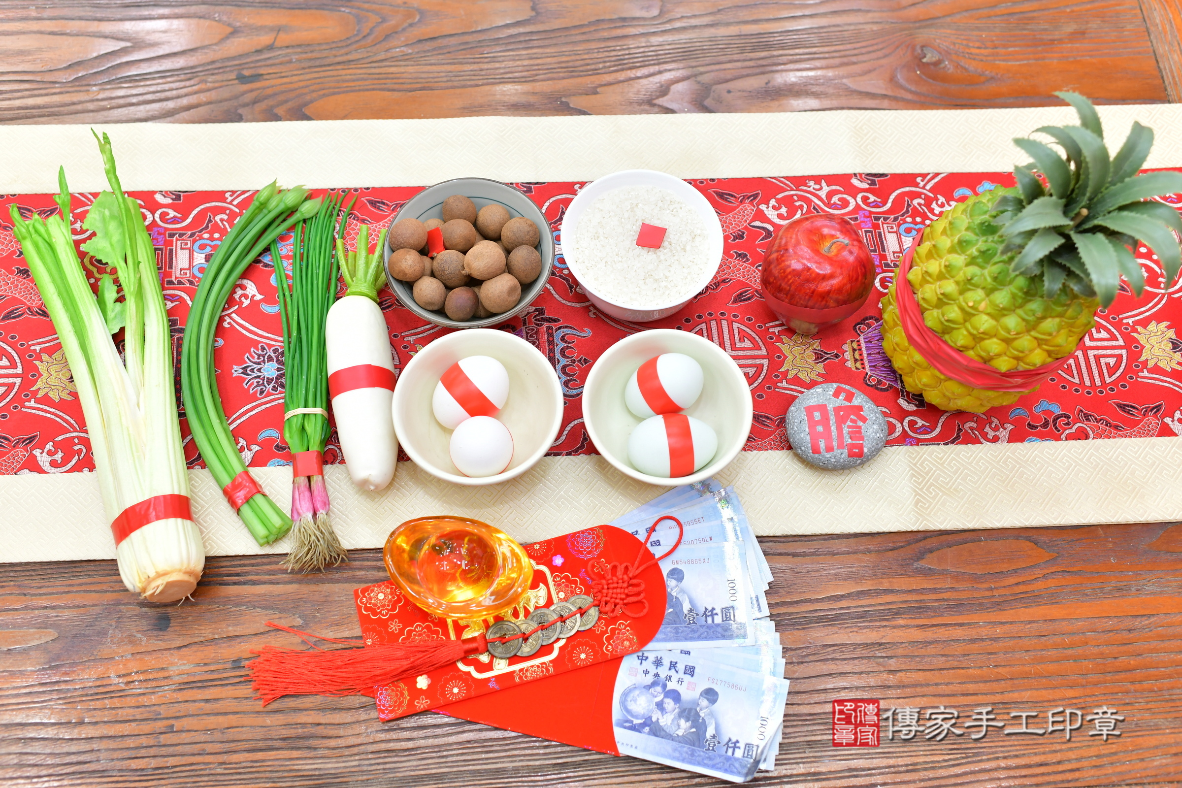 小璇寶寶(台中市北區嬰兒寶寶滿月剃頭理髮、嬰兒剃胎毛儀式吉祥話)。中國風會場，爸媽寶貝穿「日中韓」古裝禮服。專業拍照、證書。★購買「臍帶章、肚臍章、胎毛筆刷印章」贈送：剃頭、收涎、抓周，三選一。2024.11.20，照片6