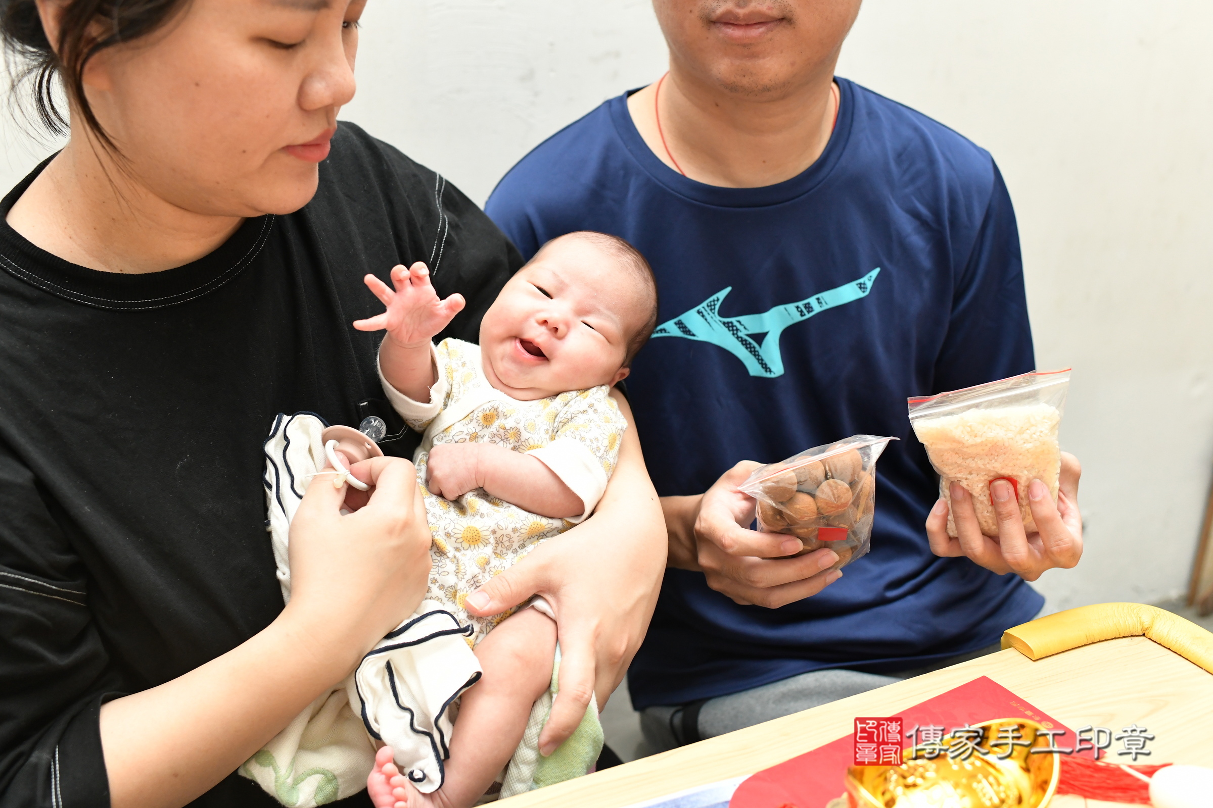 喬喬寶寶(台北市中山區到府嬰兒喬喬寶寶滿月剃頭理髮、到府嬰兒剃胎毛儀式吉祥話)。到府剃頭剃胎毛主持、專業拍照、證書。★購買「臍帶章、肚臍章、胎毛筆刷印章」贈送：剃頭、收涎、抓周，三選一。2024.12.6，照片10