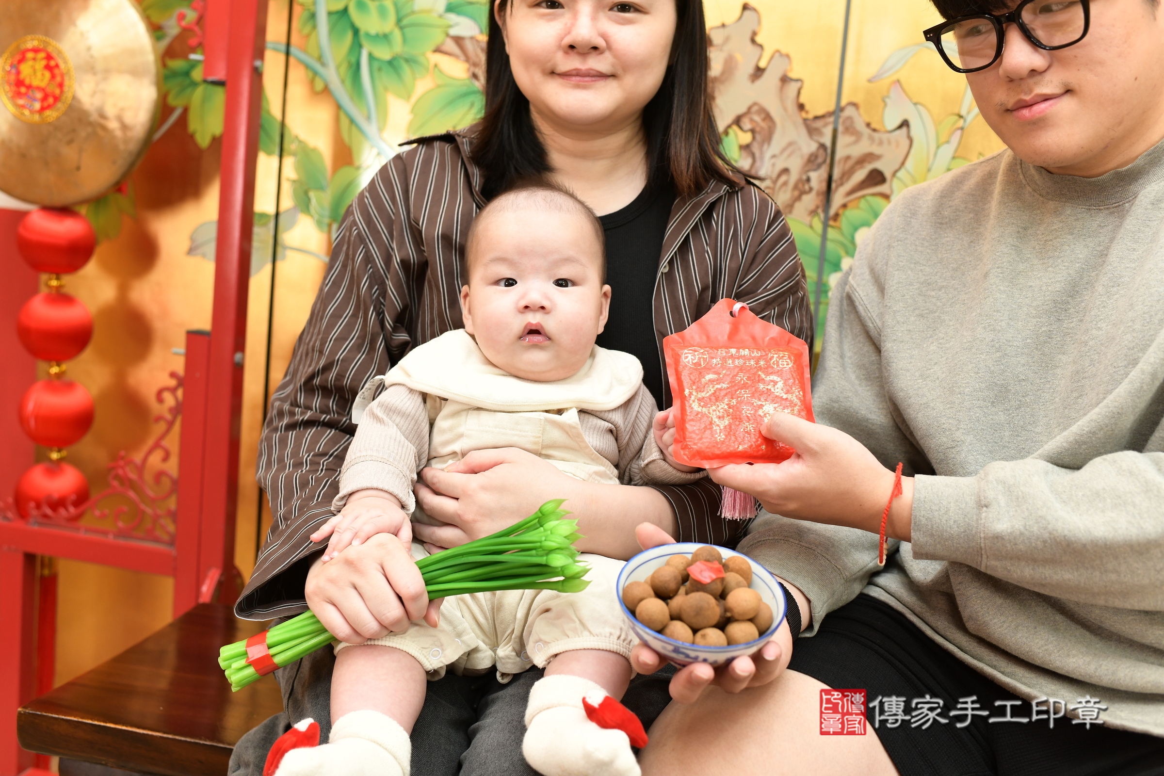 辰辰寶寶(台北市大同區嬰兒寶寶滿月剃頭理髮、嬰兒剃胎毛儀式吉祥話)。中國風會場，爸媽寶貝穿「日中韓」古裝禮服。專業拍照、證書。★購買「臍帶章、肚臍章、胎毛筆刷印章」贈送：剃頭、收涎、抓周，三選一。2024.12.7，照片12