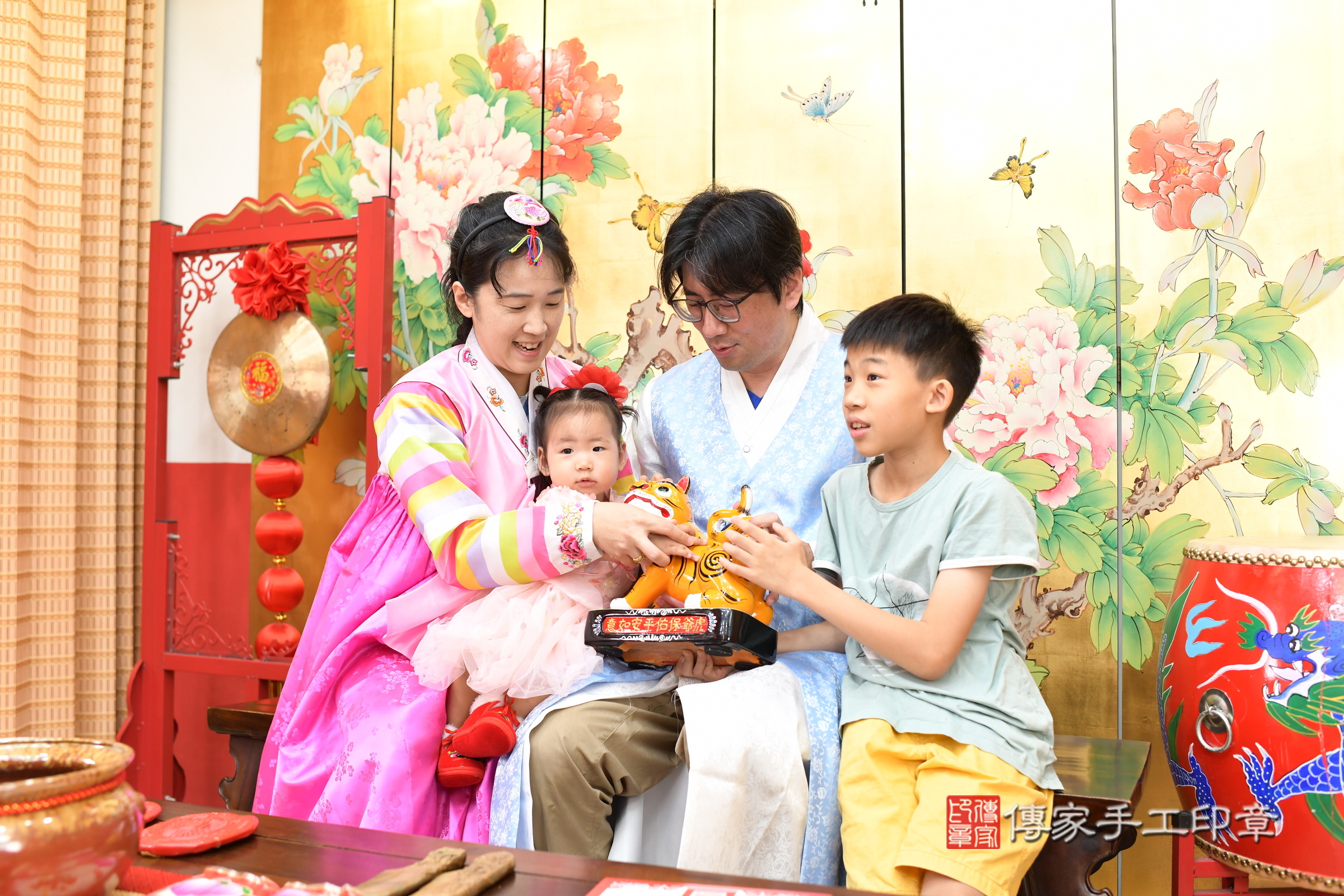 台北市大同區小穎寶寶抓周推薦：傳家台北店抓周度脺中國風會場，嬰兒古禮抓周流程儀式吉祥話、抓周道具物品24種、拍照。抓周證書。2024.11.16，照片17