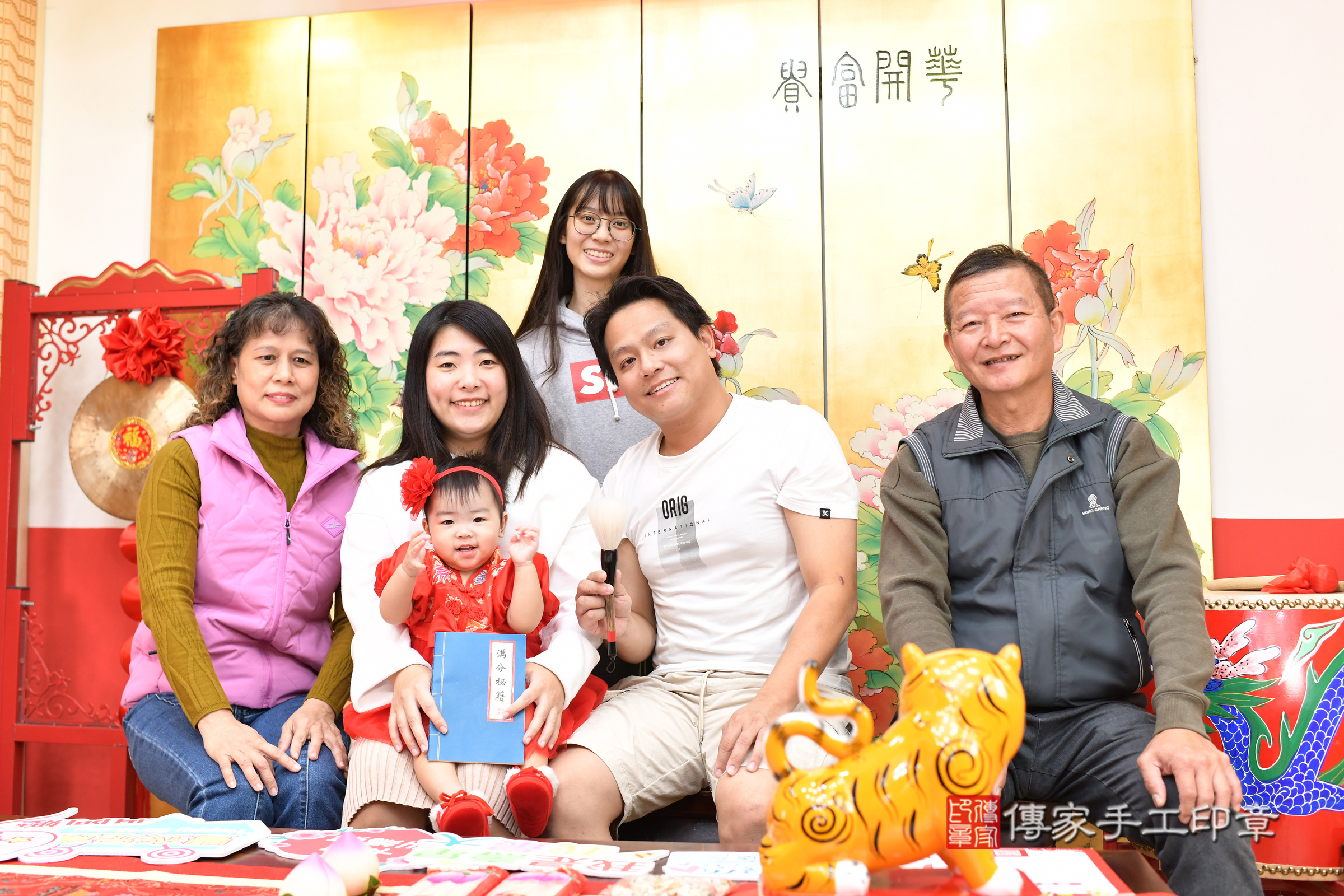 台北市大同區小嫻寶寶抓周推薦：傳家台北店抓周度脺中國風會場，嬰兒古禮抓周流程儀式吉祥話、抓周道具物品24種、拍照。抓周證書。2024.12.8，照片20