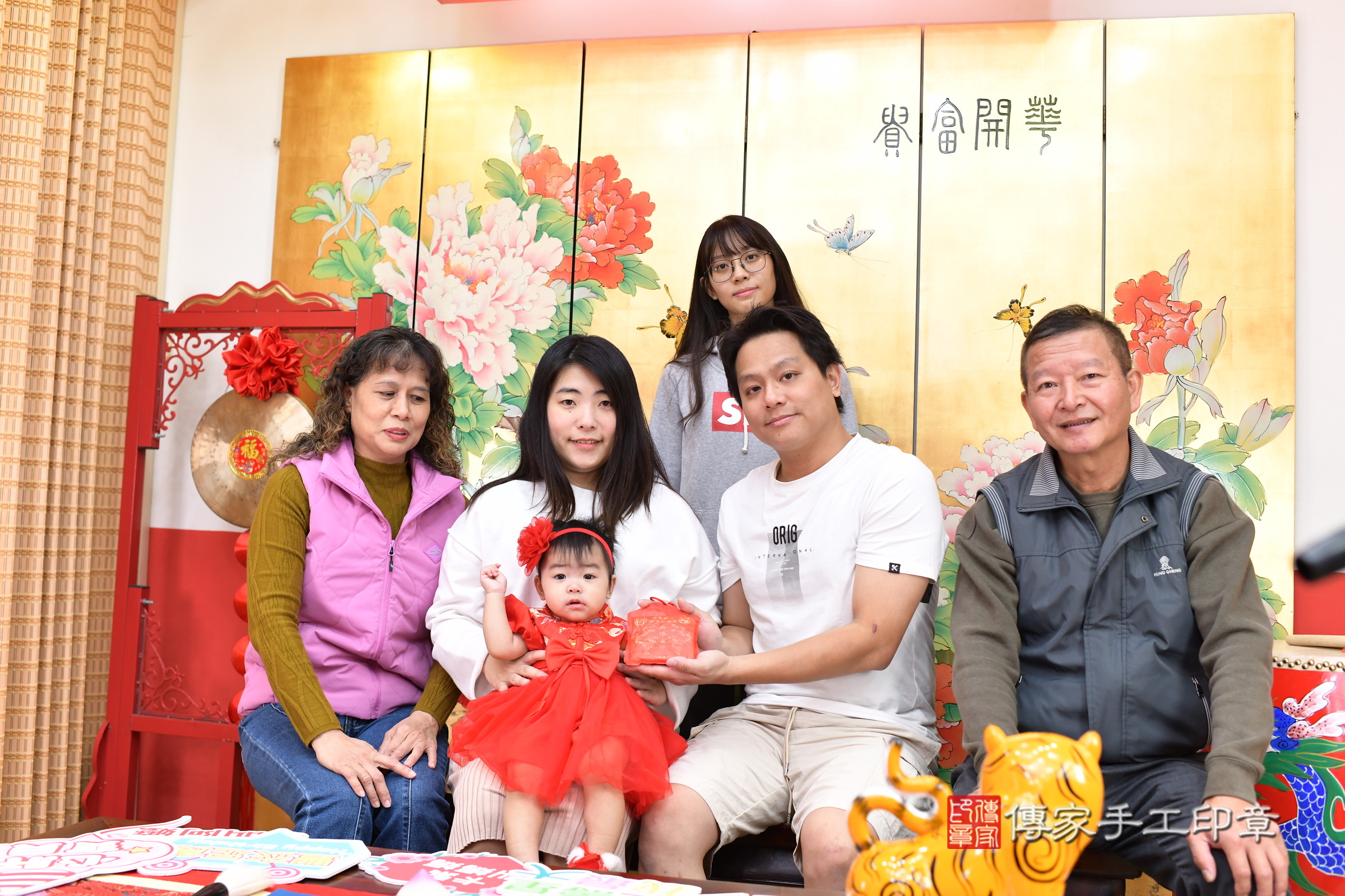 台北市大同區小嫻寶寶抓周推薦：傳家台北店抓周度脺中國風會場，嬰兒古禮抓周流程儀式吉祥話、抓周道具物品24種、拍照。抓周證書。2024.12.8，照片17