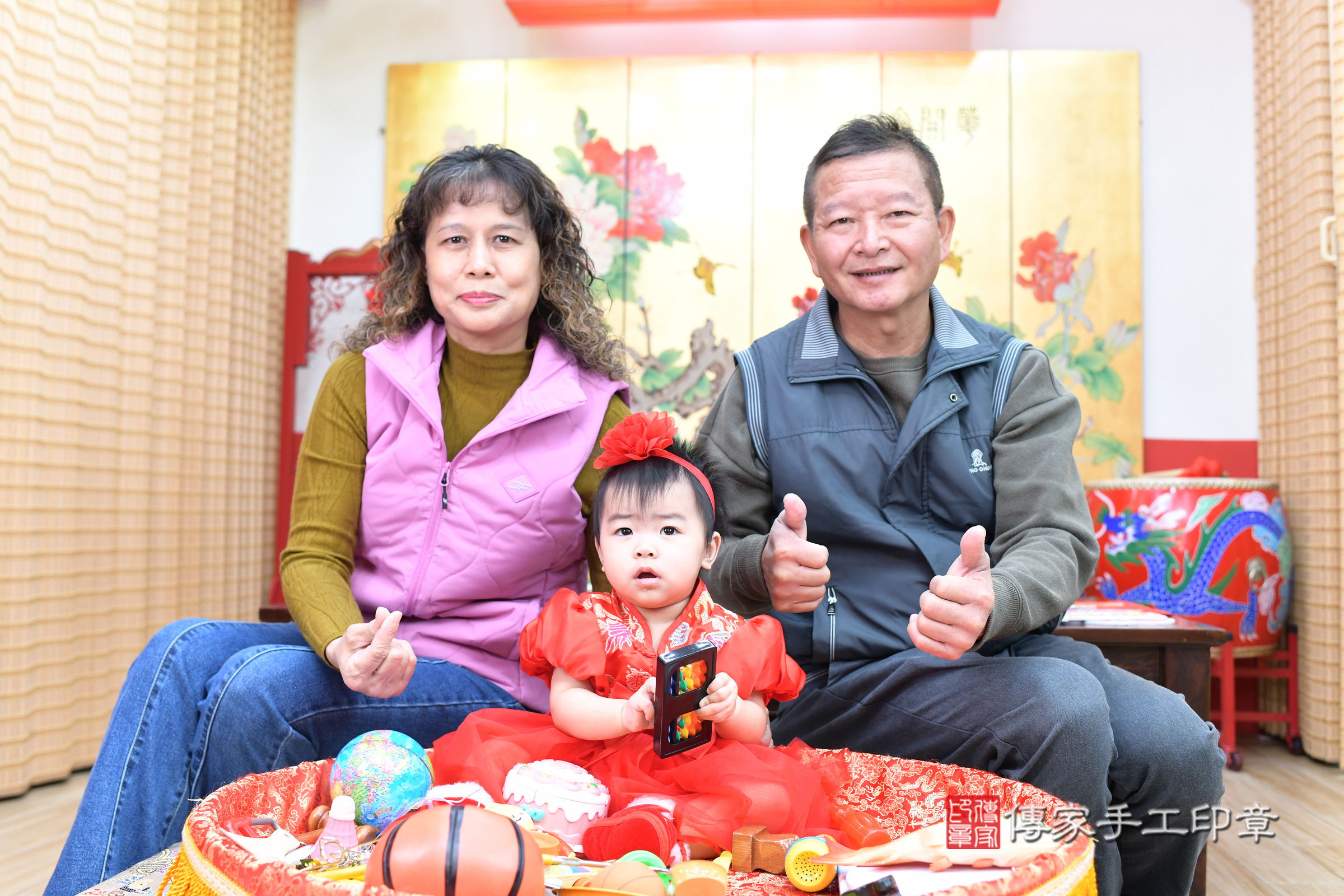 台北市大同區小嫻寶寶抓周推薦：傳家台北店抓周度脺中國風會場，嬰兒古禮抓周流程儀式吉祥話、抓周道具物品24種、拍照。抓周證書。2024.12.8，照片6