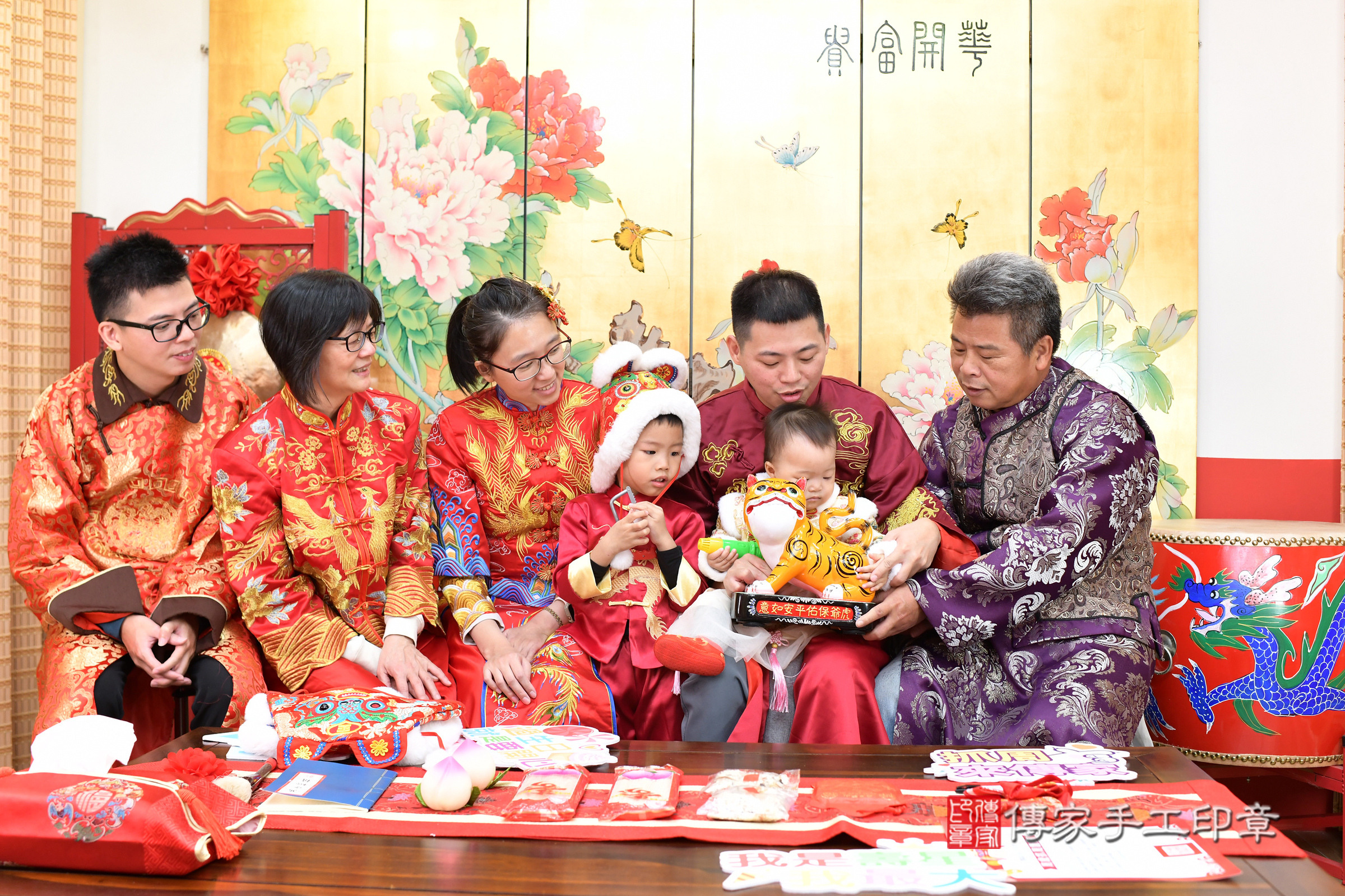 台北市大同區小嫻寶寶抓周推薦：傳家台北店抓周度脺中國風會場，嬰兒古禮抓周流程儀式吉祥話、抓周道具物品24種、拍照。抓周證書。2024.12.14，照片10