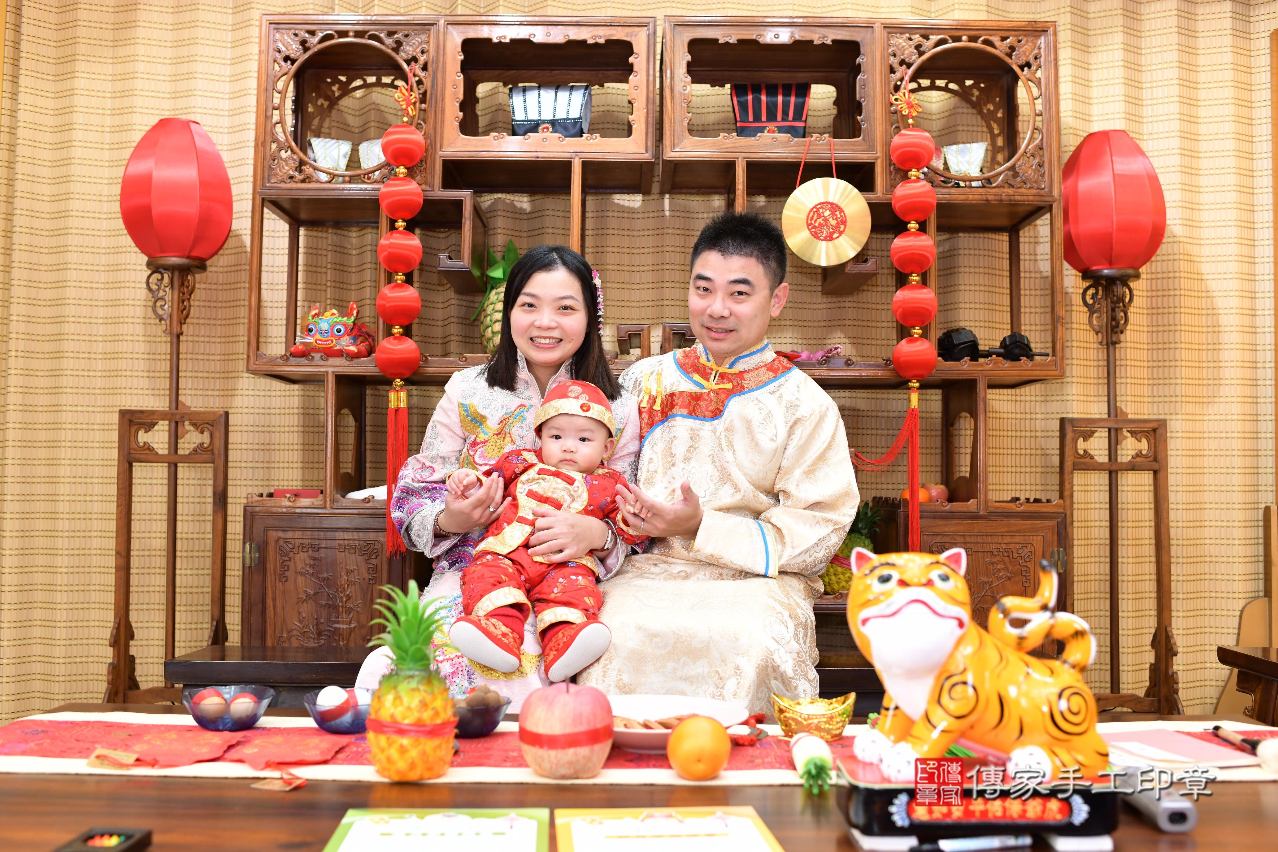 傳家手工印章台南店、抓周、度脺、中國風會場、傳家嬰兒古禮、吉祥話、抓周道具物品24種、拍照。抓周證書。寶寶抓周、滿周歲、生日快樂、祝福
