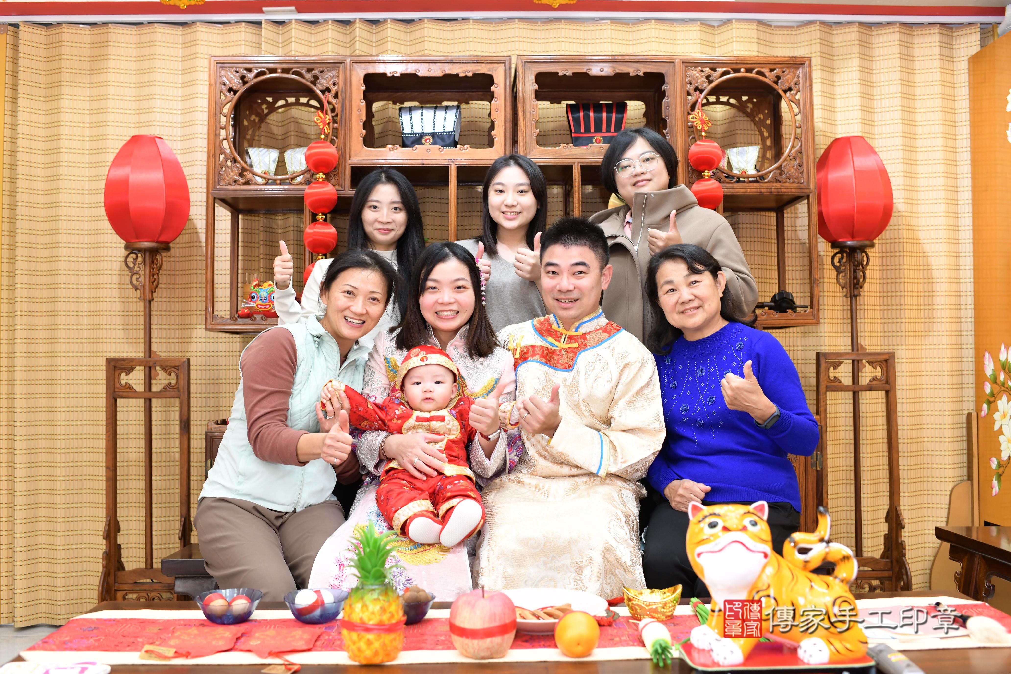 傳家手工印章台南店、抓周、度脺、中國風會場、傳家嬰兒古禮、吉祥話、抓周道具物品24種、拍照。抓周證書。寶寶抓周、滿周歲、生日快樂、祝福