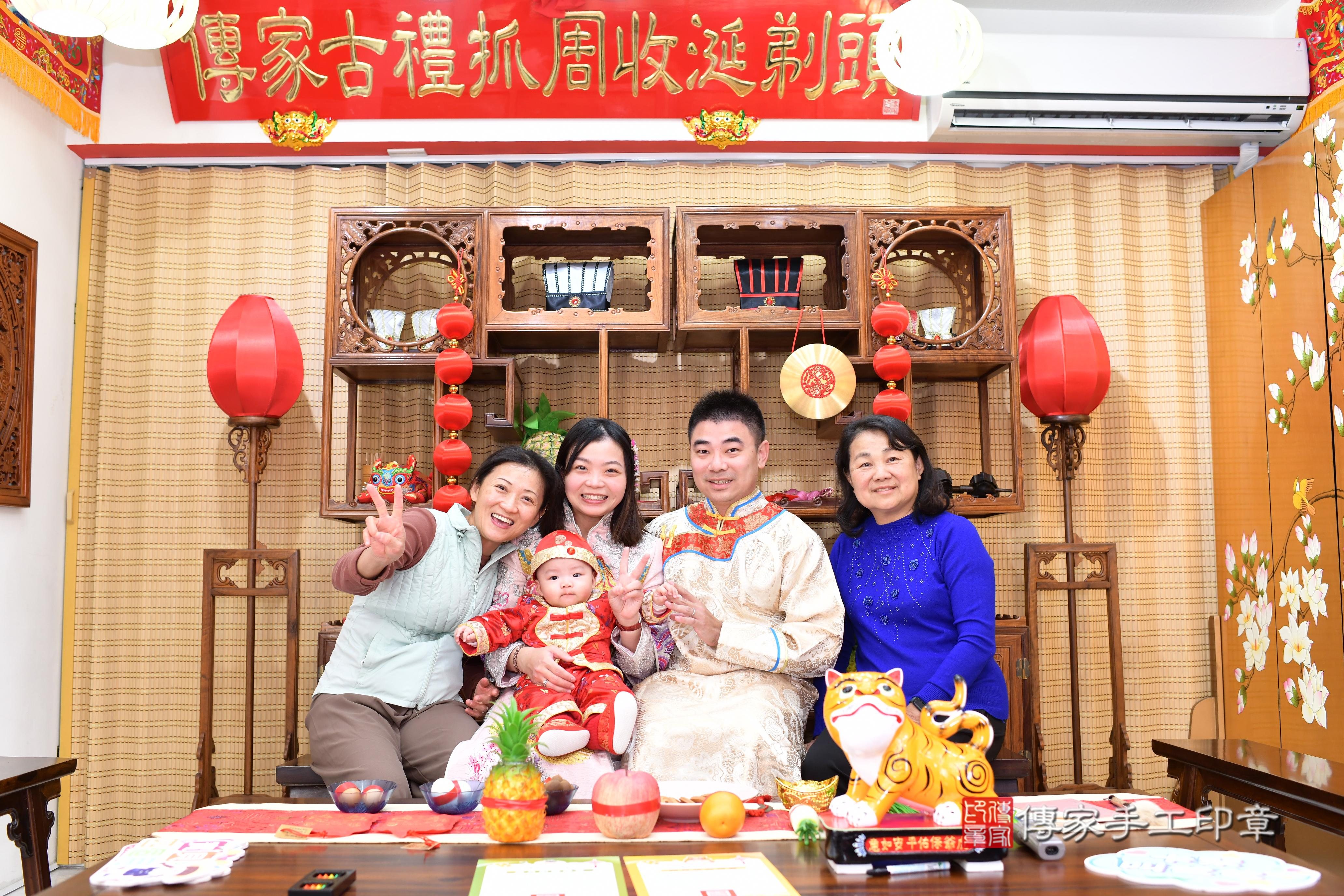 傳家手工印章台南店、抓周、度脺、中國風會場、傳家嬰兒古禮、吉祥話、抓周道具物品24種、拍照。抓周證書。寶寶抓周、滿周歲、生日快樂、祝福