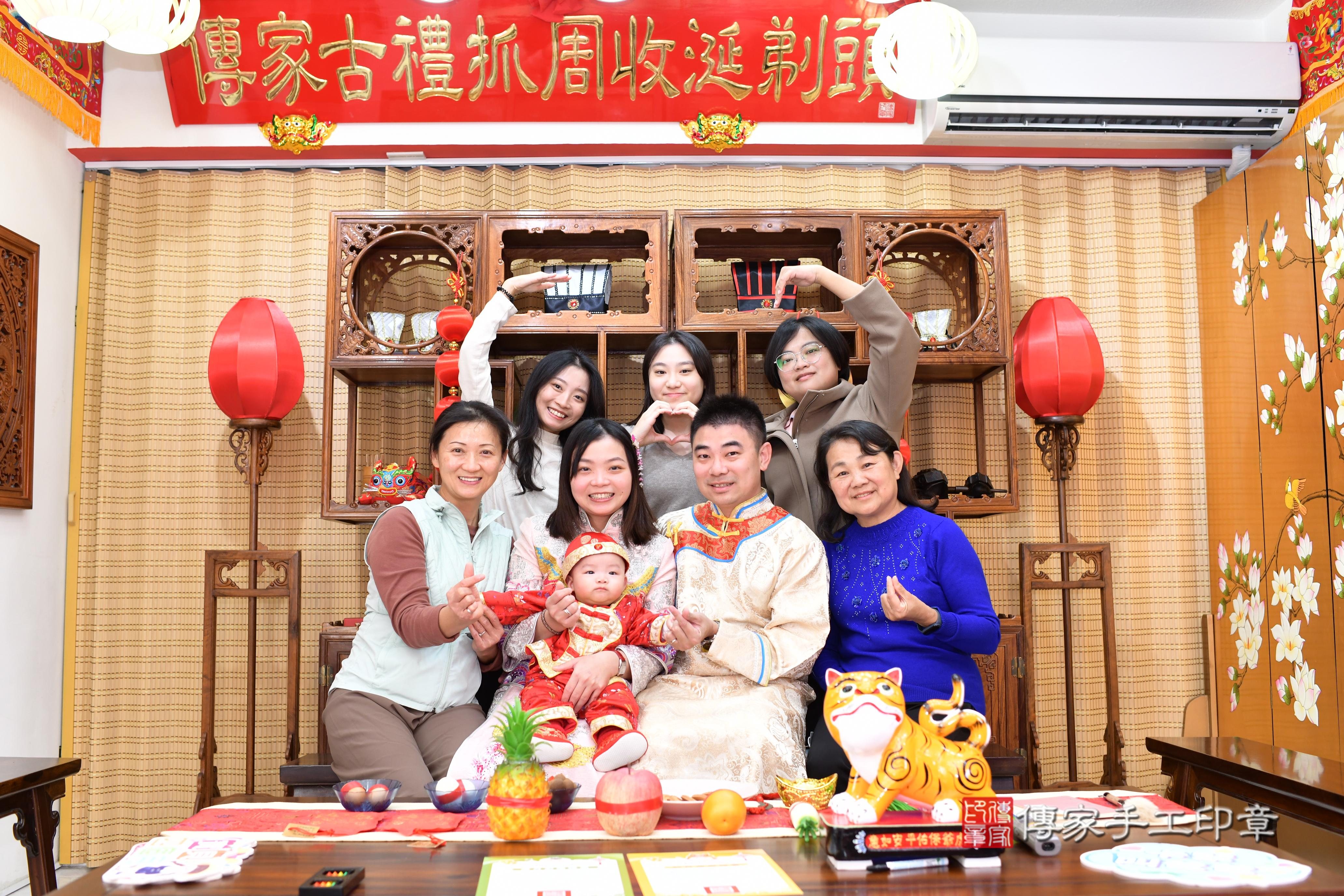 傳家手工印章台南店、抓周、度脺、中國風會場、傳家嬰兒古禮、吉祥話、抓周道具物品24種、拍照。抓周證書。寶寶抓周、滿周歲、生日快樂、祝福