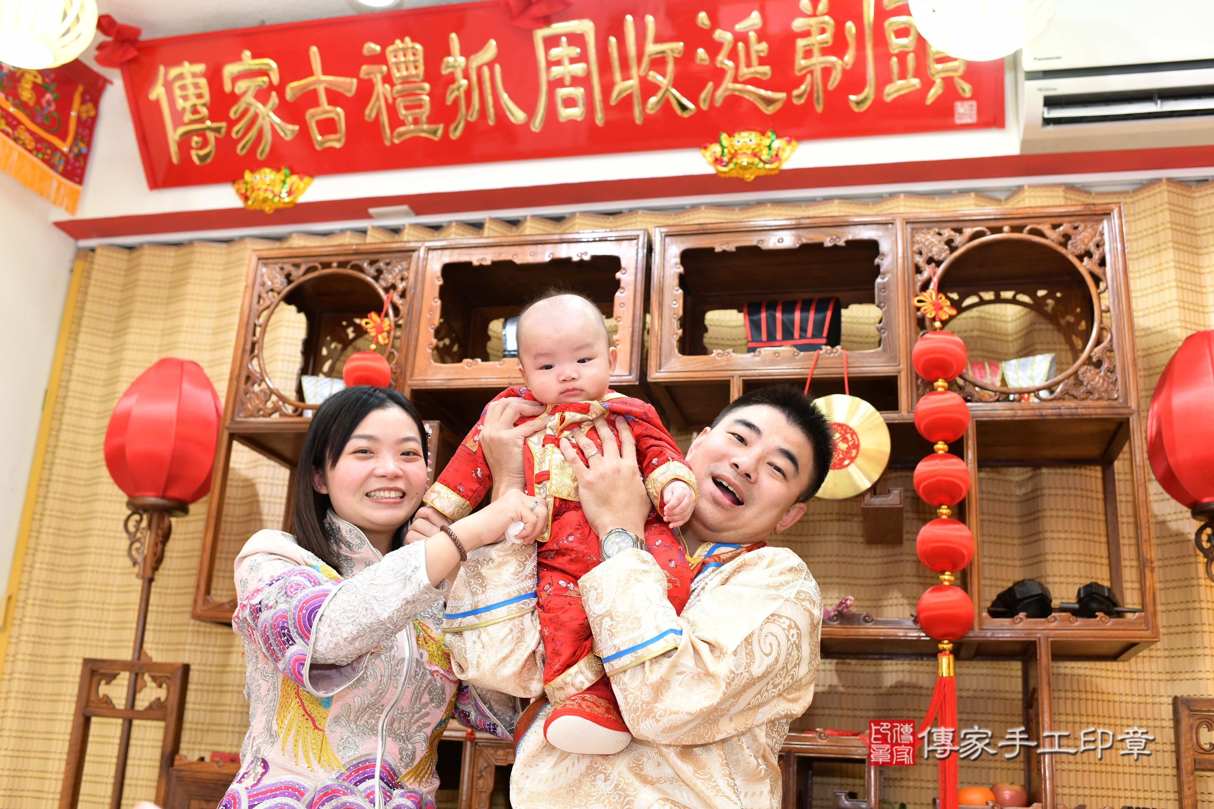傳家手工印章台南店、抓周、度脺、中國風會場、傳家嬰兒古禮、吉祥話、抓周道具物品24種、拍照。抓周證書。寶寶抓周、滿周歲、生日快樂、祝福