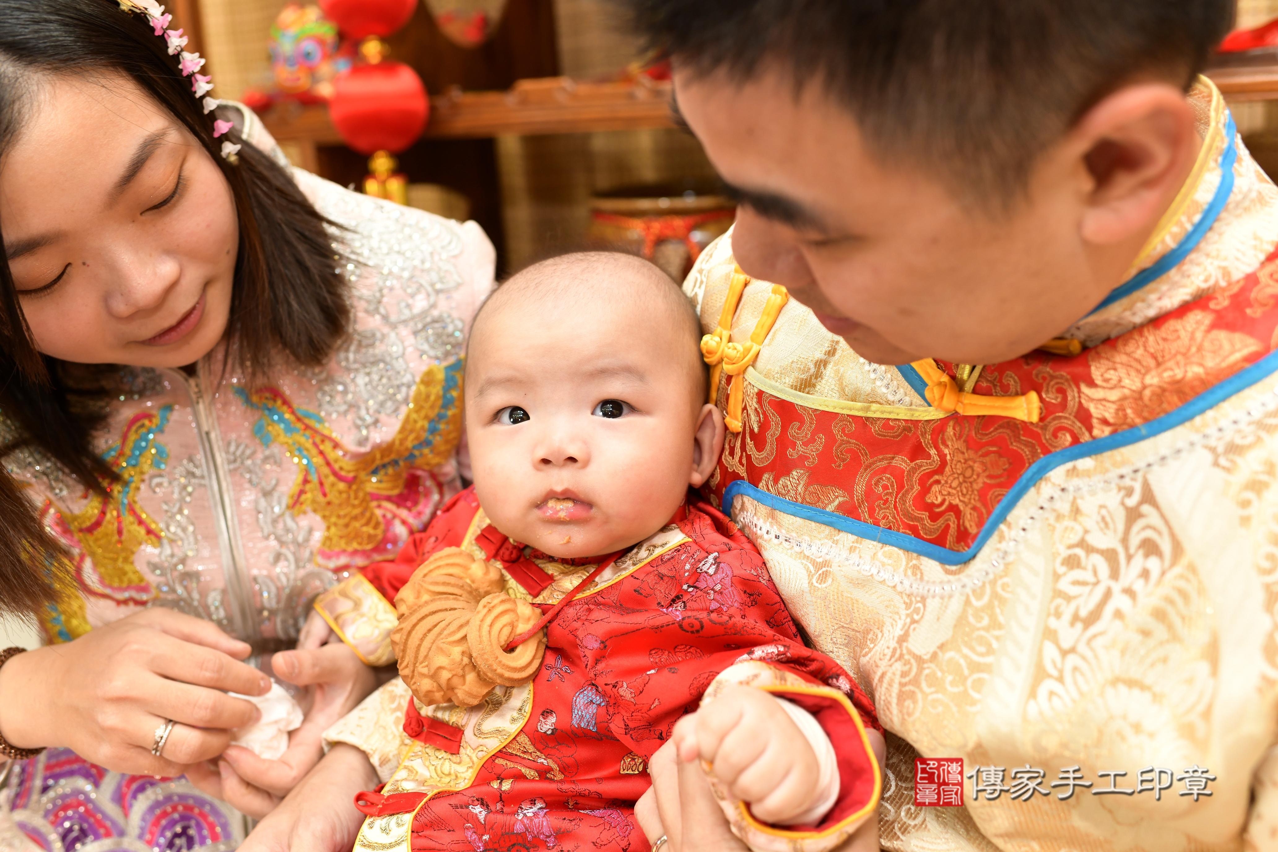 傳家手工印章台南店、抓周、度脺、中國風會場、傳家嬰兒古禮、吉祥話、抓周道具物品24種、拍照。抓周證書。寶寶抓周、滿周歲、生日快樂、祝福