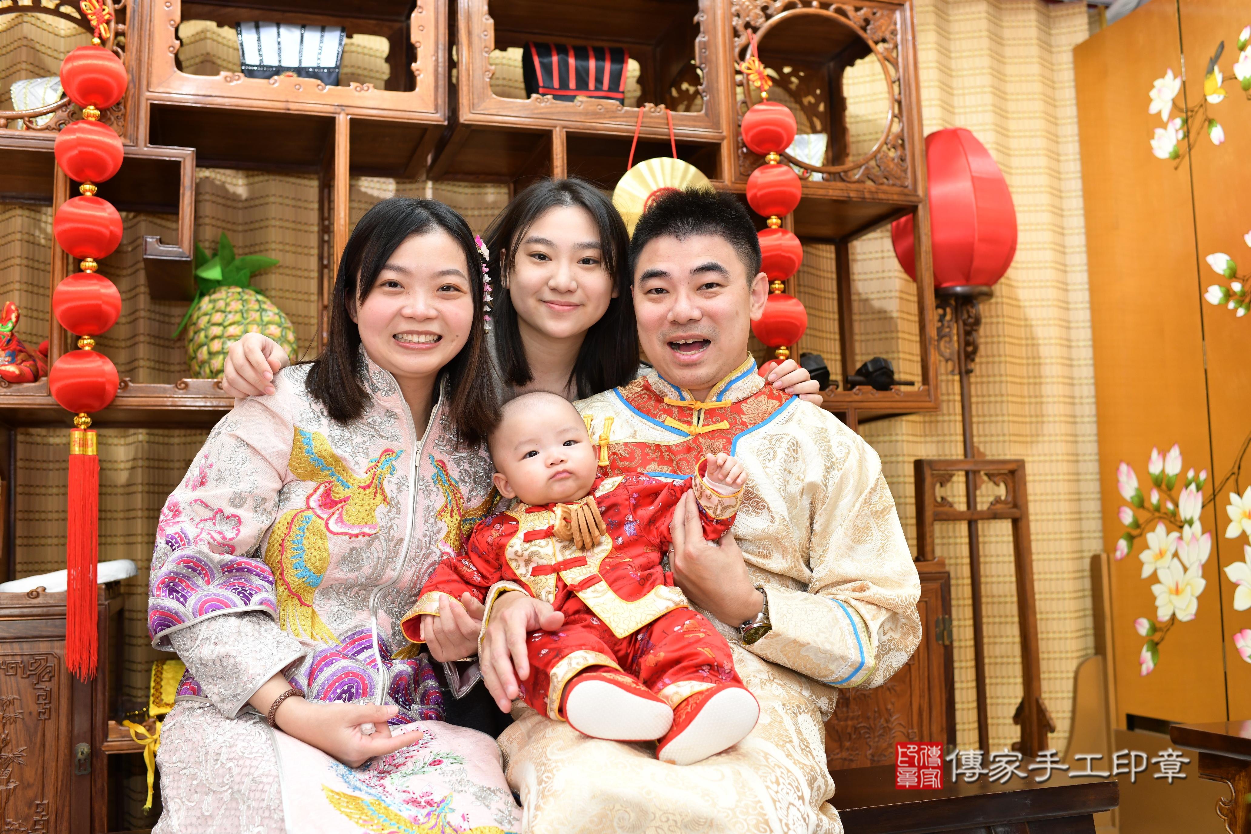 傳家手工印章台南店、抓周、度脺、中國風會場、傳家嬰兒古禮、吉祥話、抓周道具物品24種、拍照。抓周證書。寶寶抓周、滿周歲、生日快樂、祝福