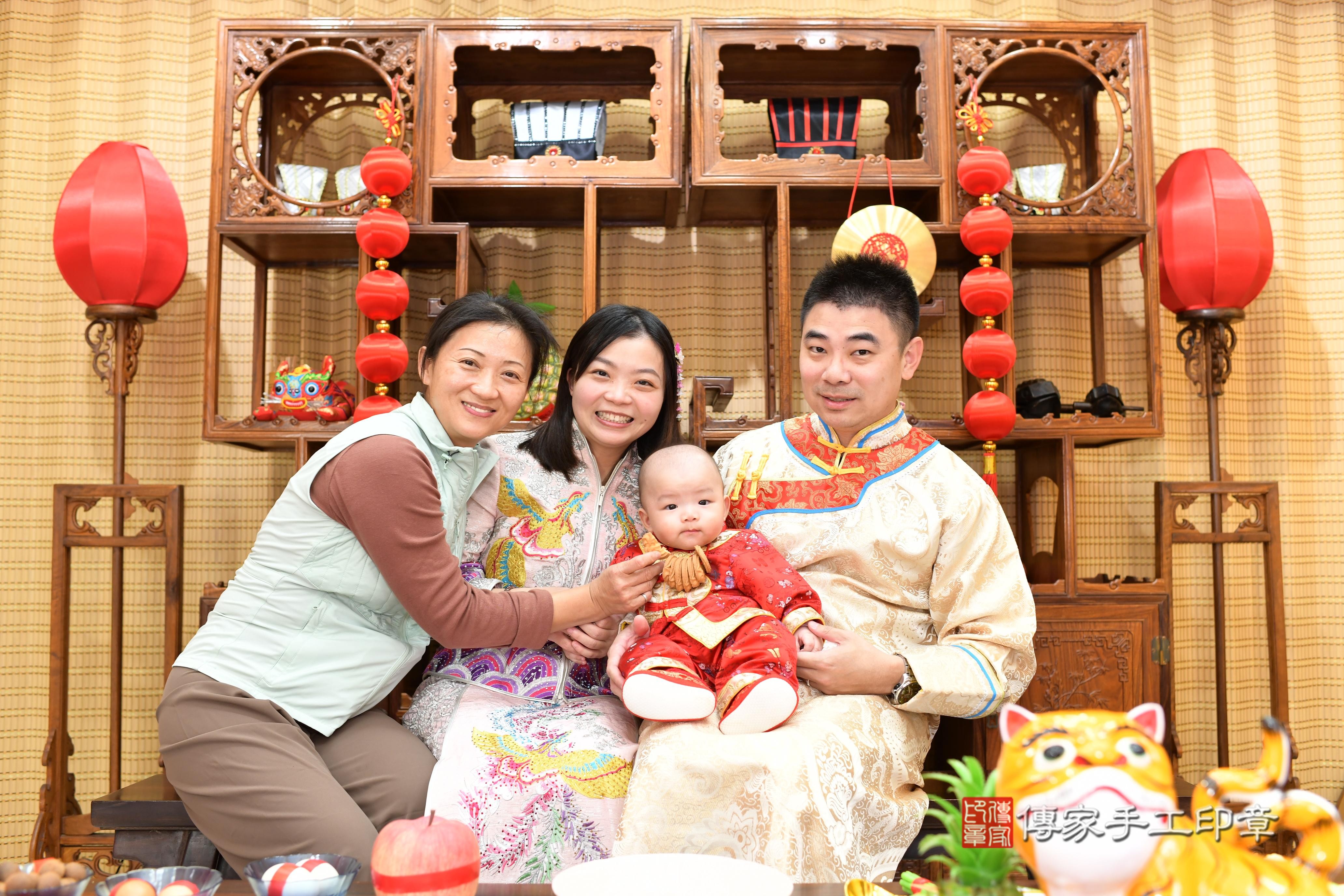 傳家手工印章台南店、抓周、度脺、中國風會場、傳家嬰兒古禮、吉祥話、抓周道具物品24種、拍照。抓周證書。寶寶抓周、滿周歲、生日快樂、祝福