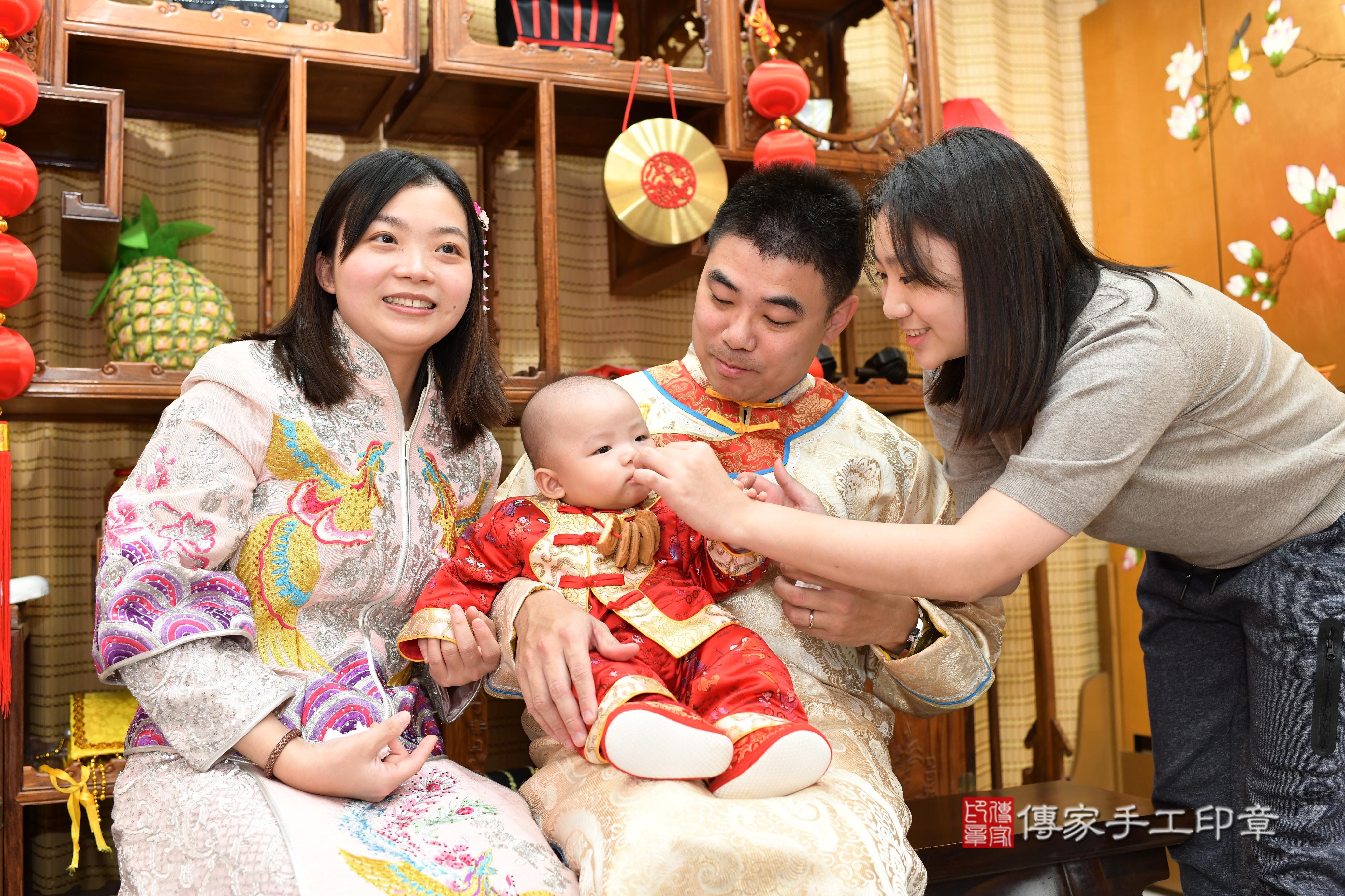 傳家手工印章台南店、抓周、度脺、中國風會場、傳家嬰兒古禮、吉祥話、抓周道具物品24種、拍照。抓周證書。寶寶抓周、滿周歲、生日快樂、祝福