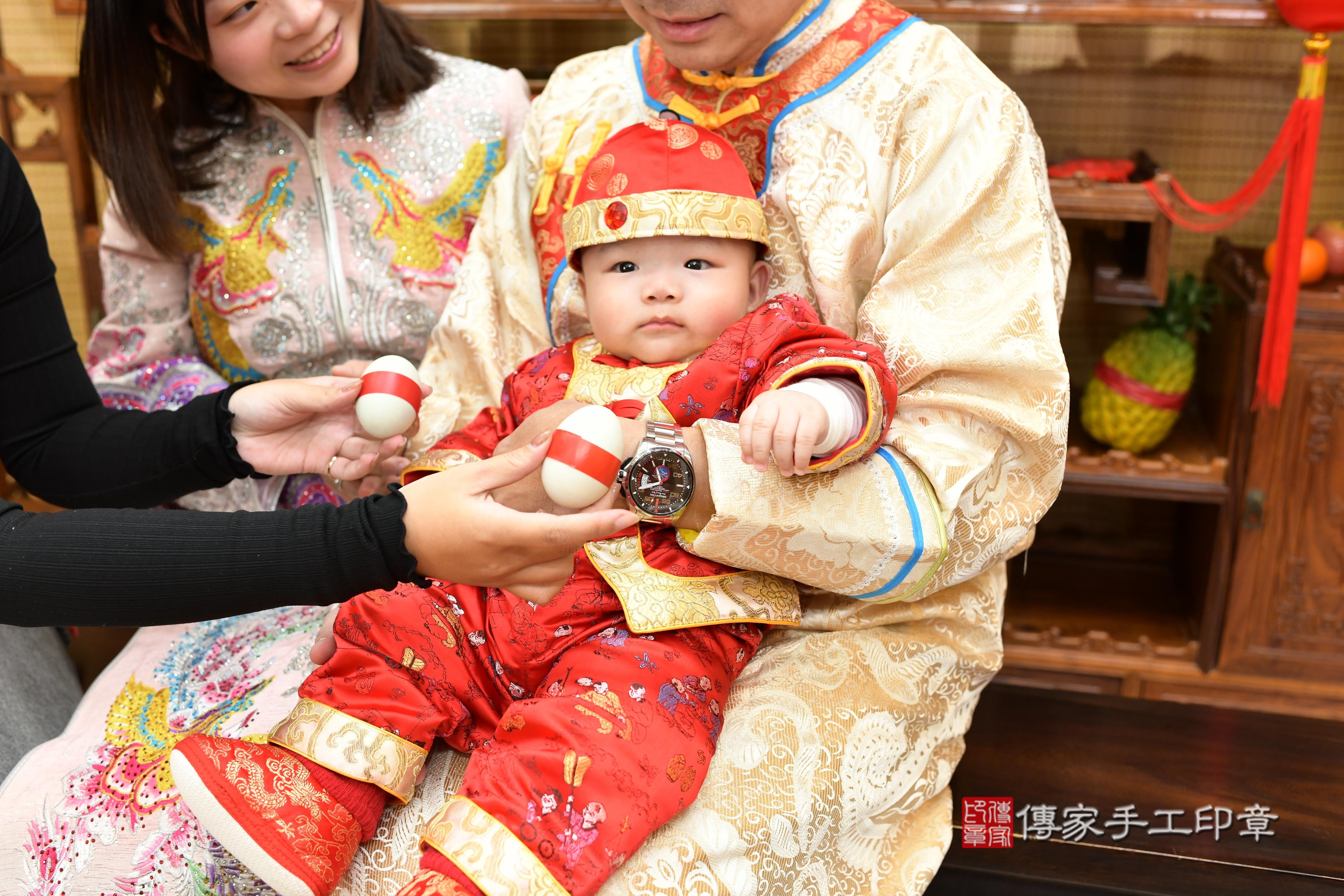 傳家手工印章台南店、抓周、度脺、中國風會場、傳家嬰兒古禮、吉祥話、抓周道具物品24種、拍照。抓周證書。寶寶抓周、滿周歲、生日快樂、祝福