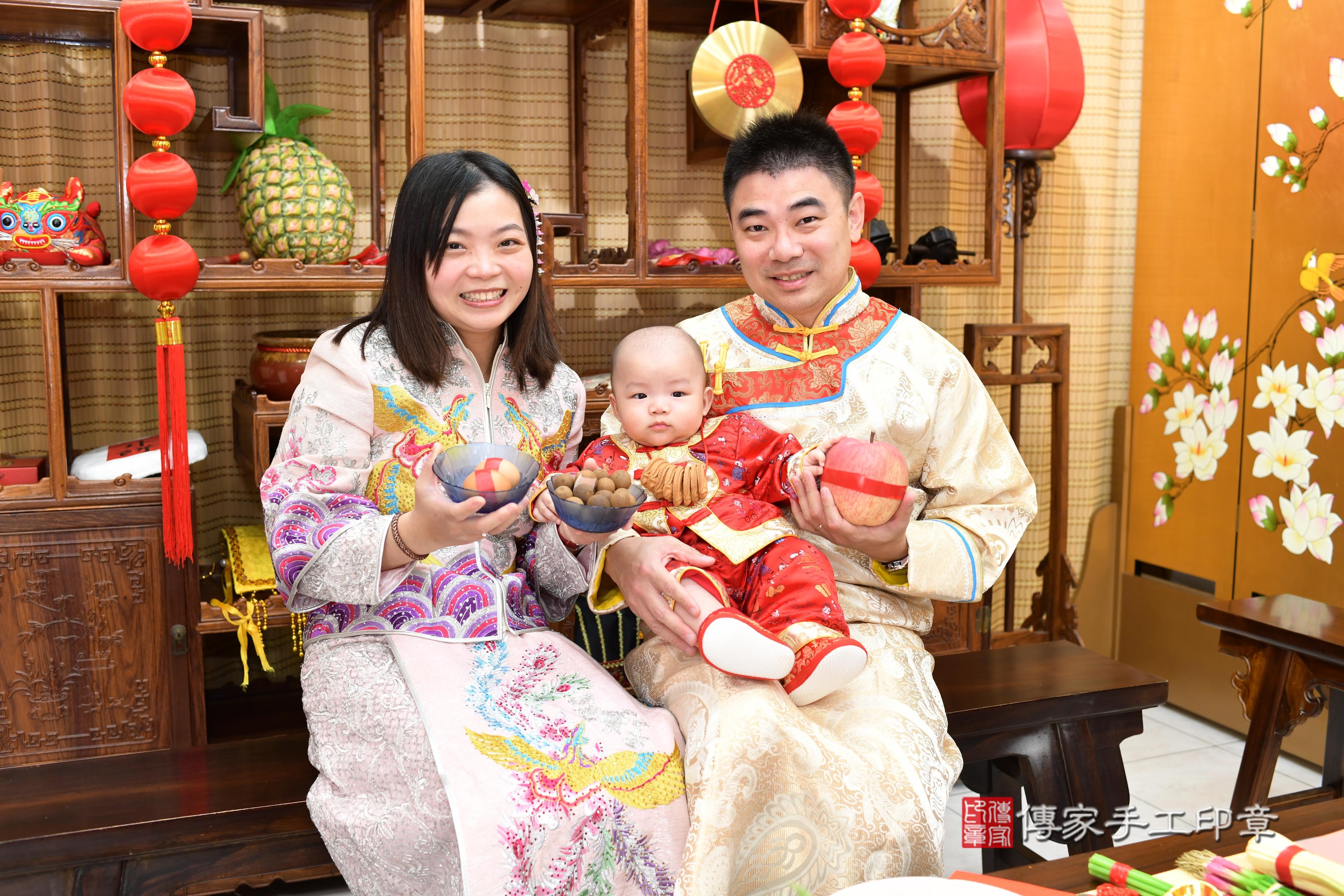 傳家手工印章台南店、抓周、度脺、中國風會場、傳家嬰兒古禮、吉祥話、抓周道具物品24種、拍照。抓周證書。寶寶抓周、滿周歲、生日快樂、祝福
