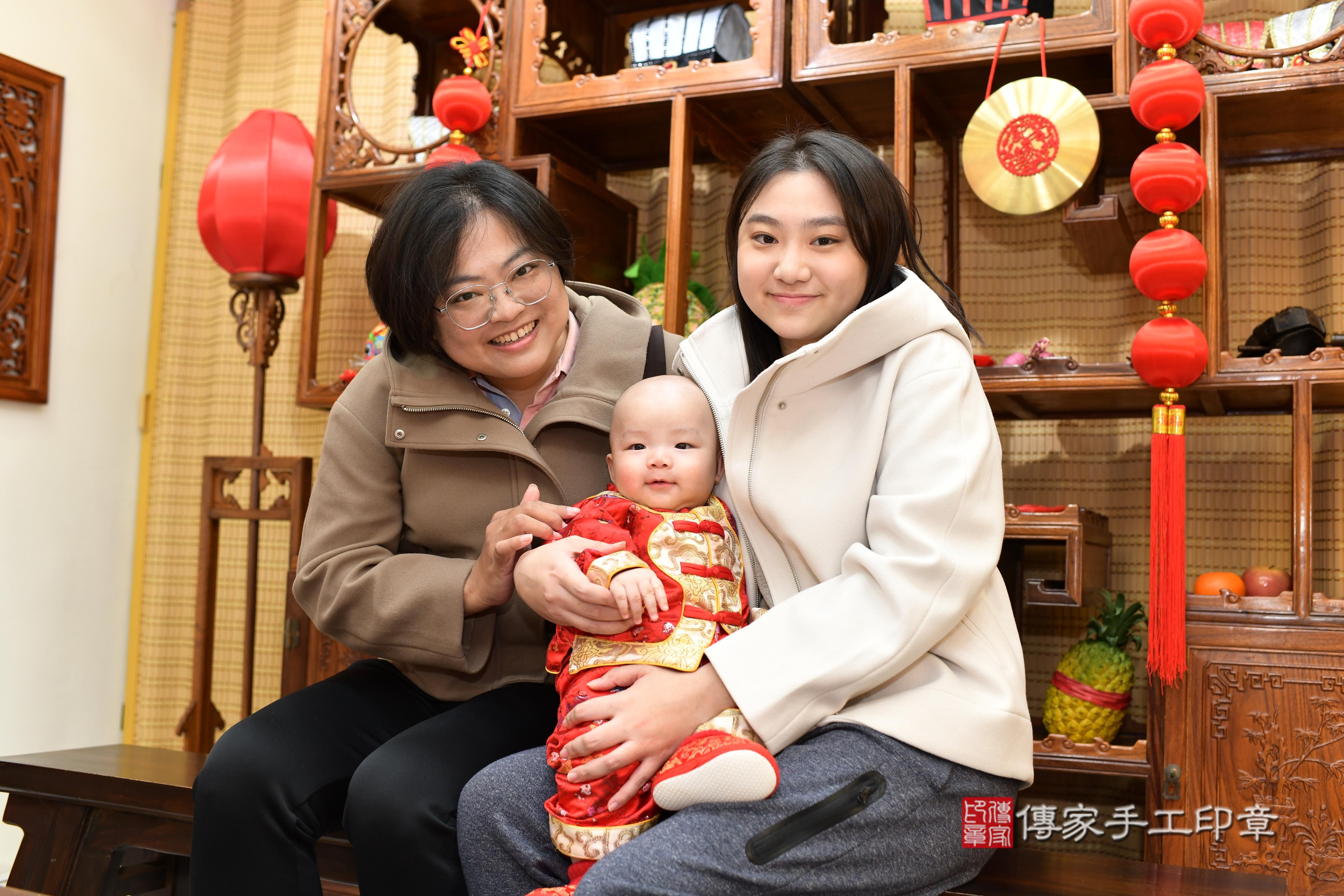 傳家手工印章台南店、抓周、度脺、中國風會場、傳家嬰兒古禮、吉祥話、抓周道具物品24種、拍照。抓周證書。寶寶抓周、滿周歲、生日快樂、祝福