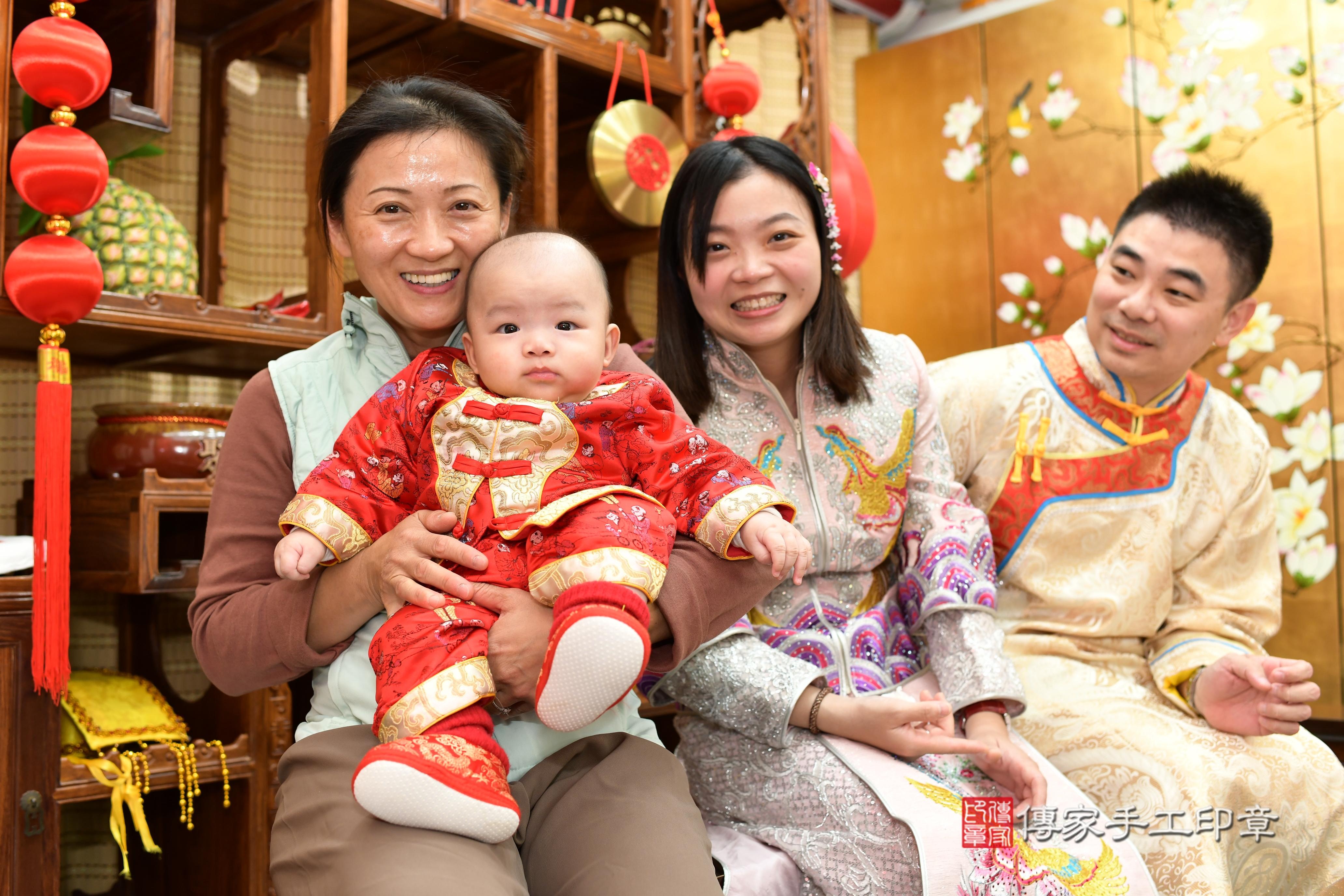傳家手工印章台南店、抓周、度脺、中國風會場、傳家嬰兒古禮、吉祥話、抓周道具物品24種、拍照。抓周證書。寶寶抓周、滿周歲、生日快樂、祝福